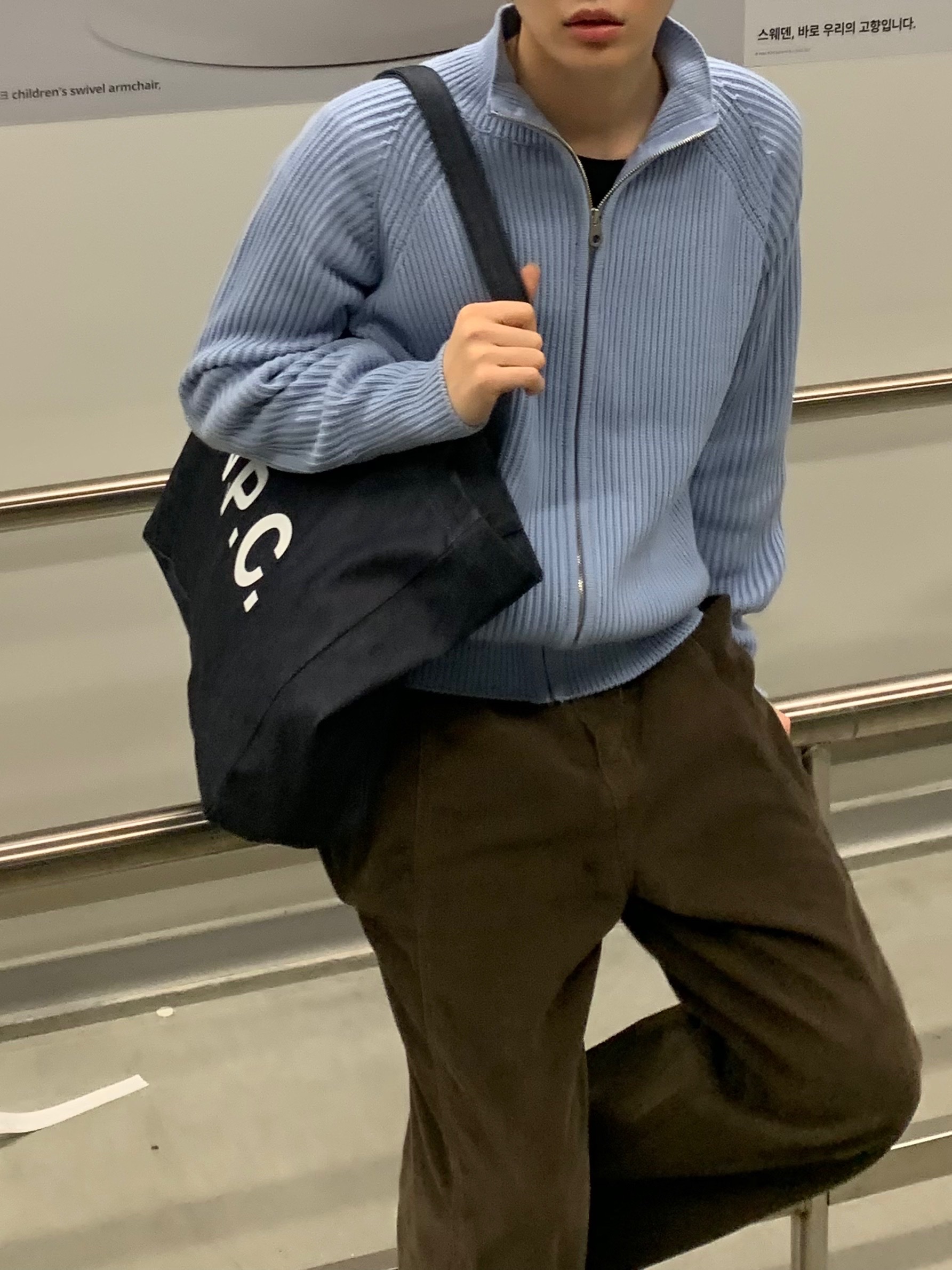 Clarks Wallabee Maple Suede, A.P.C. Daniela Shopping Bag Indigo 착용 스타일 - 3