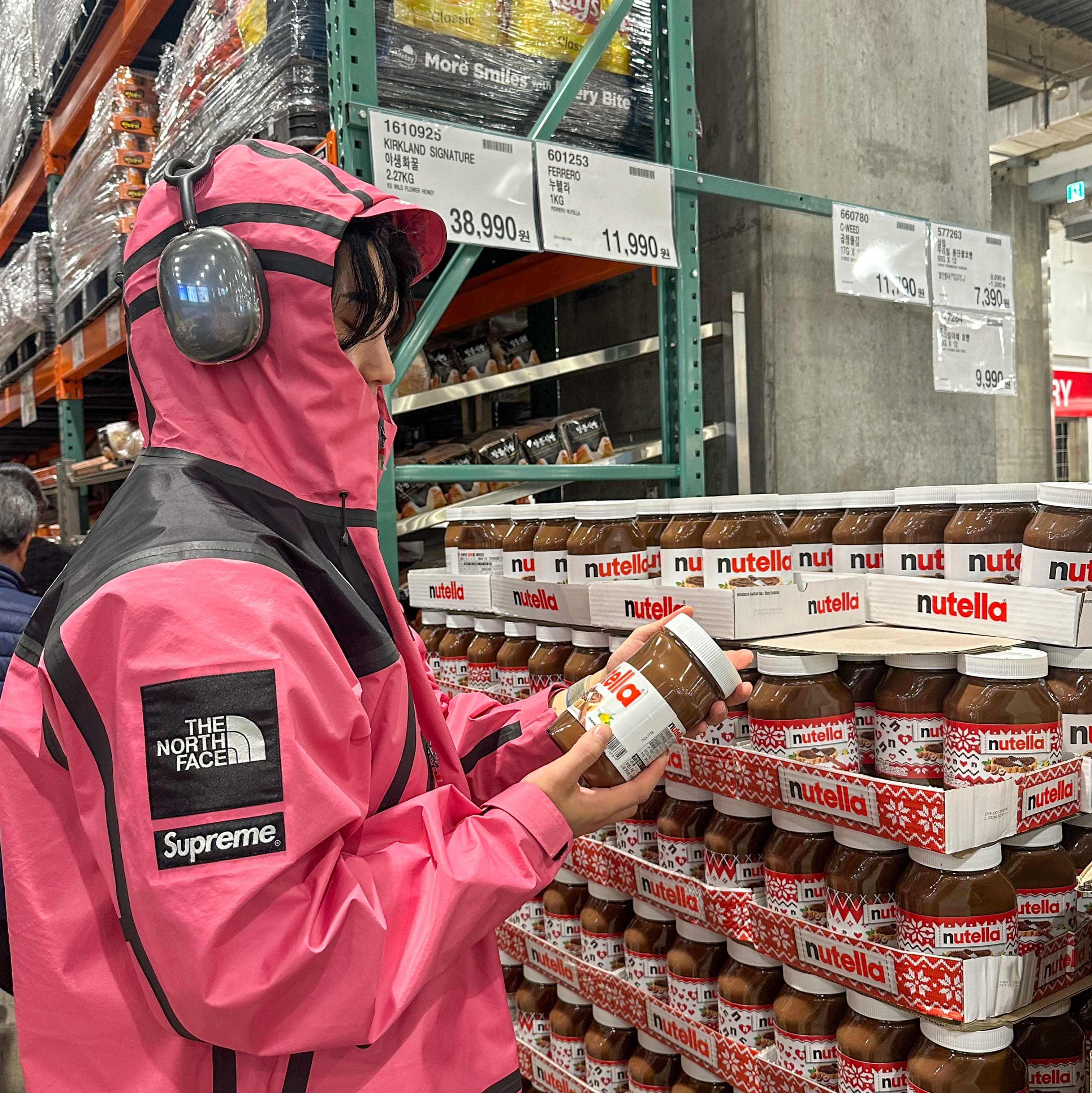 Apple AirPods Max Lightning Space Gray (Korean Ver.), Supreme x The North Face Summit Series Outer Tape Seam Jacket Pink - 21SS 착용 스타일