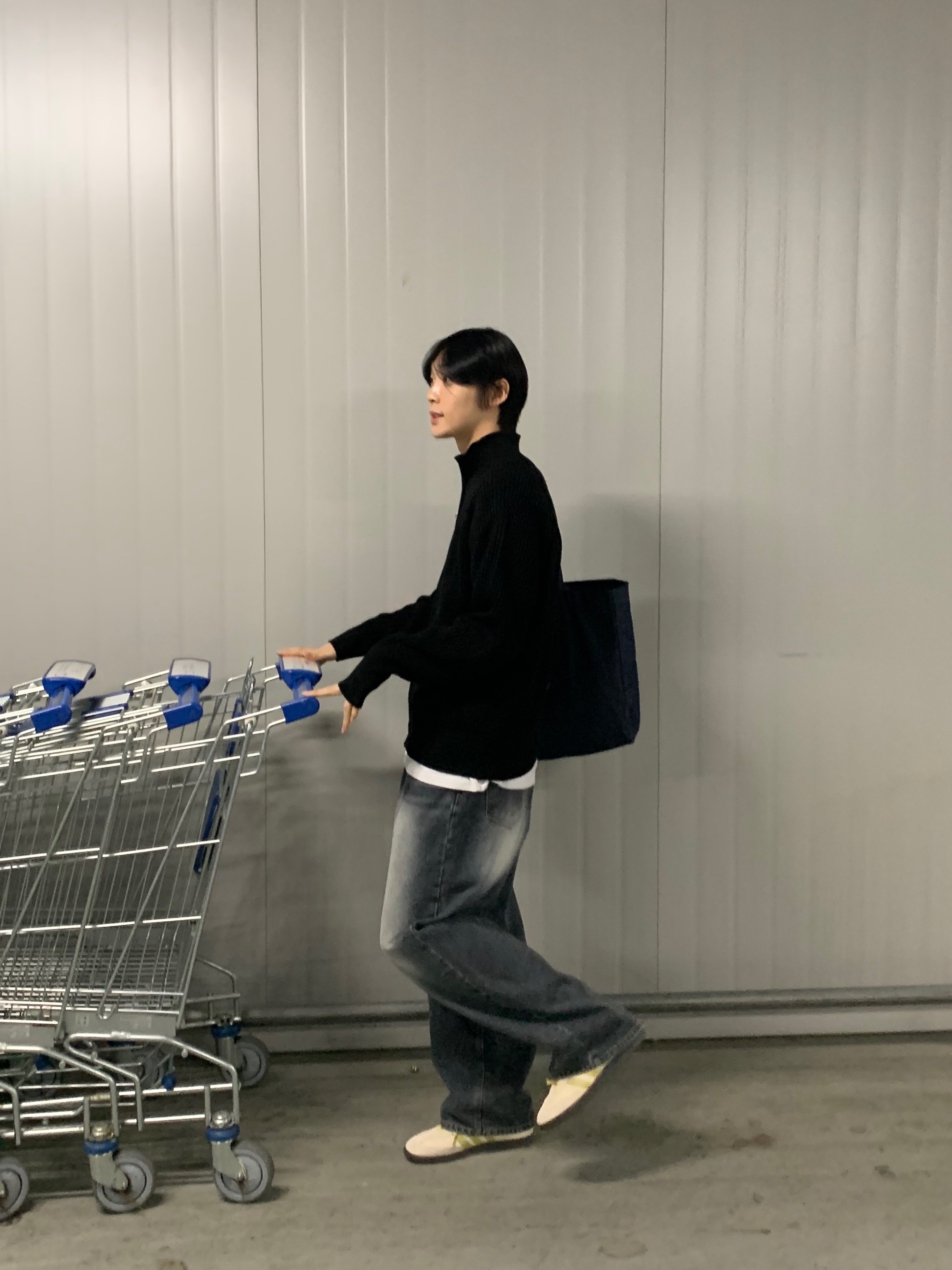 Adidas x Wales Bonner Samba Brown Ecru Tint, A.P.C. Daniela Shopping Bag Indigo 착용 스타일 - 4