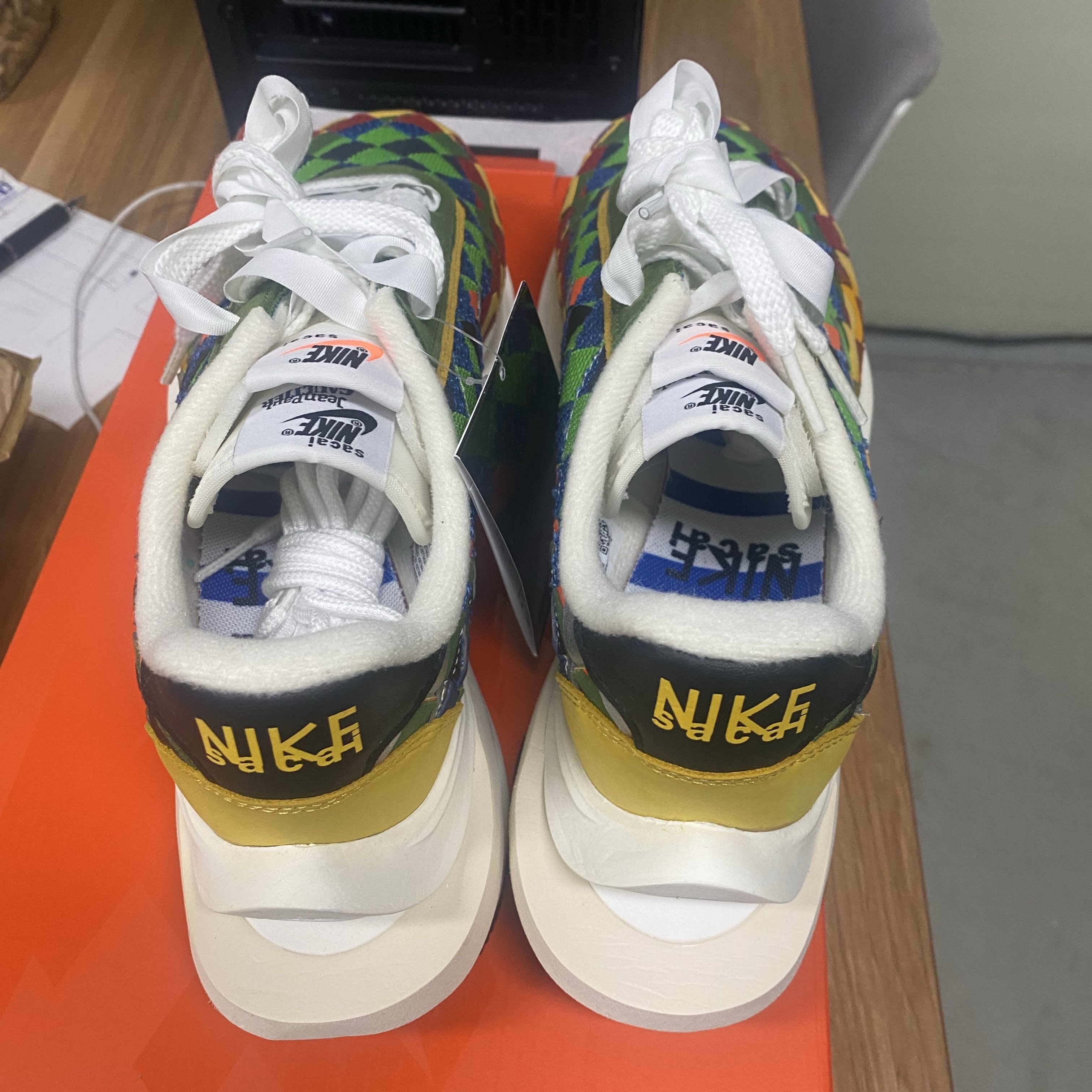 Nike x Sacai x Jean Paul Gaultier LDVaporWaffle Mix Low Green Gusto Safety Orange 착용 스타일 - 2