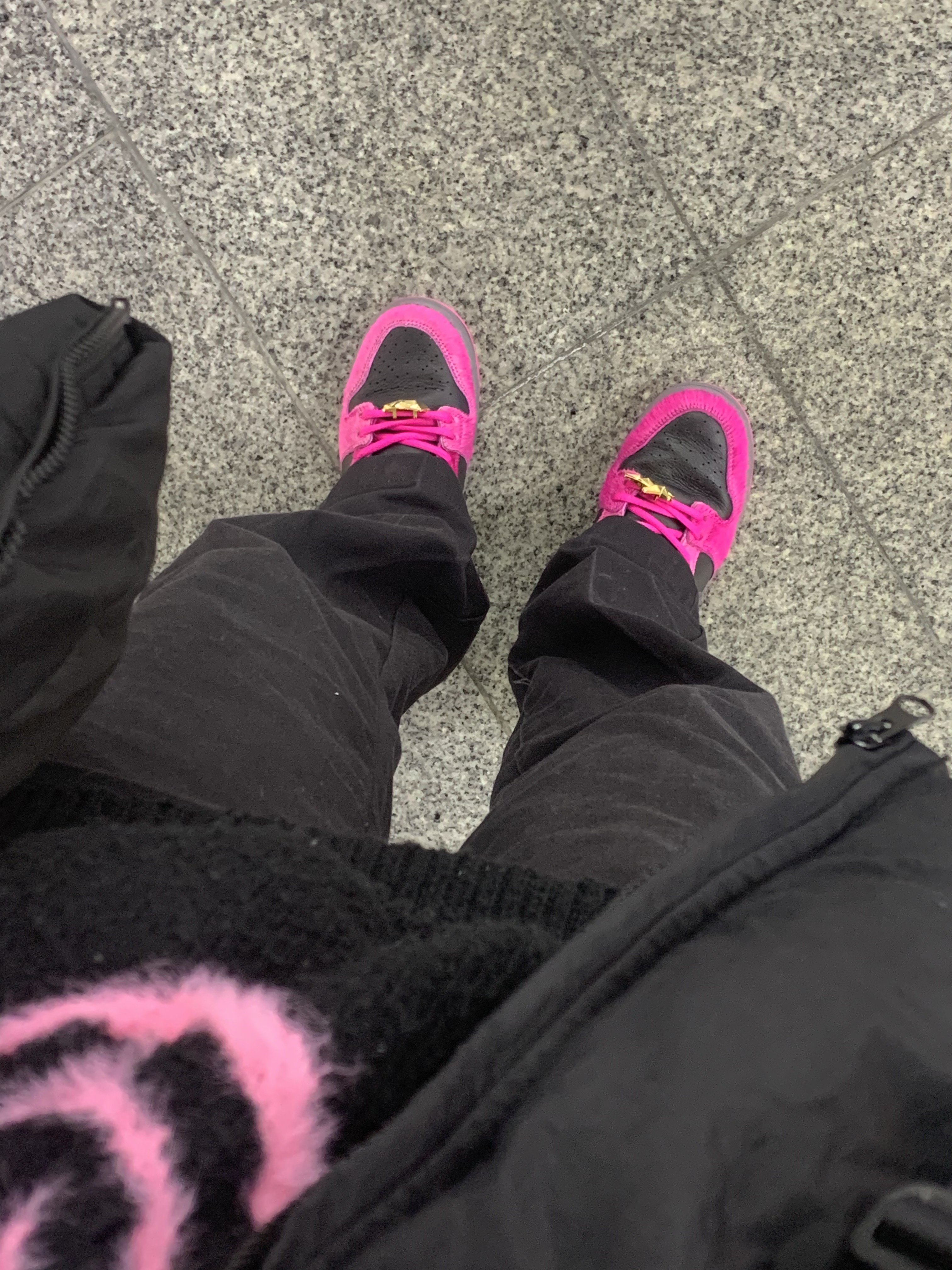 (Kids) Nike NSW Faux Fur Crossbody Bag Black, Nike x Run The Jewels SB Dunk High Active Pink and Black 착용 스타일 - 2