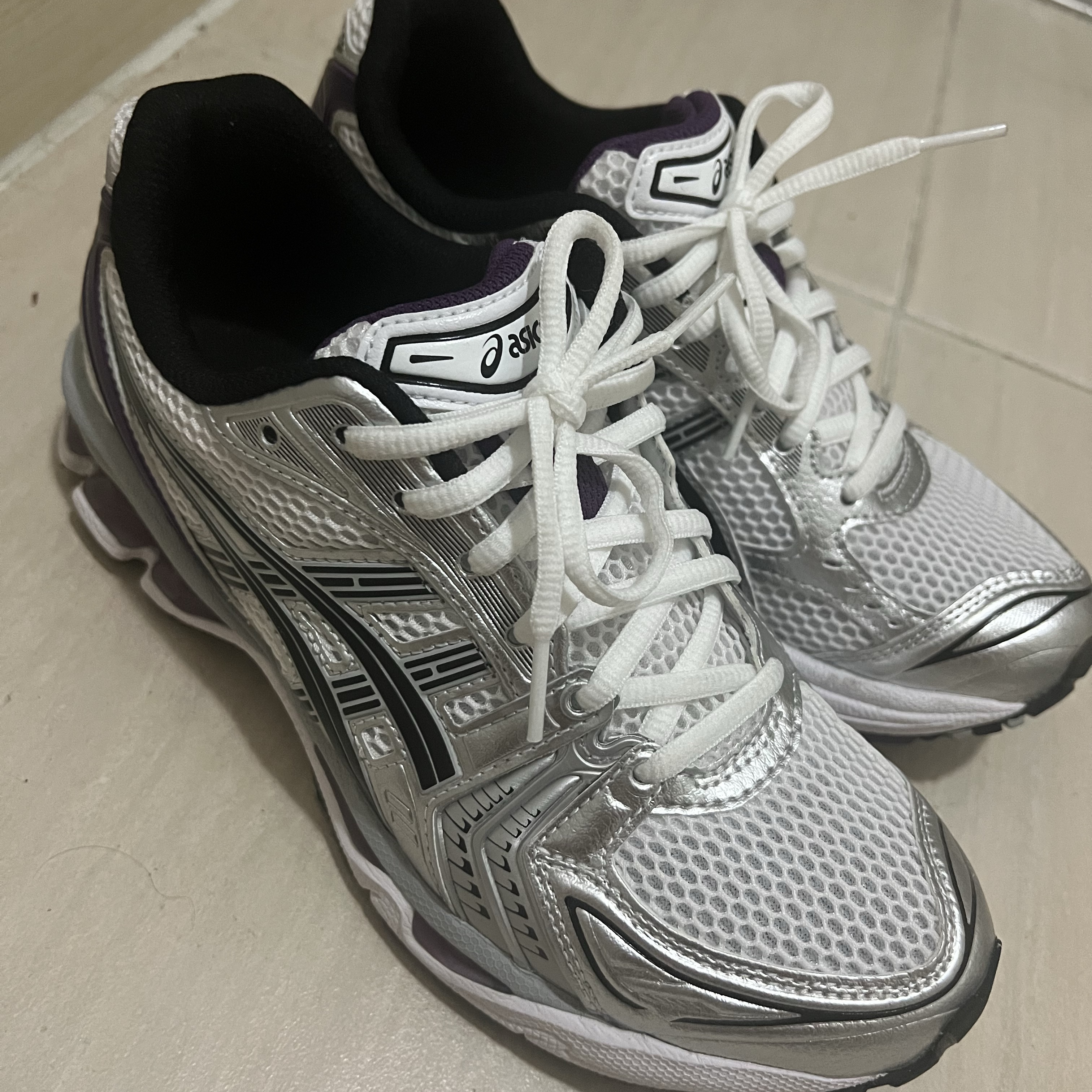(W) Asics Gel-Kayano 14 White Dark Grape 착용 스타일