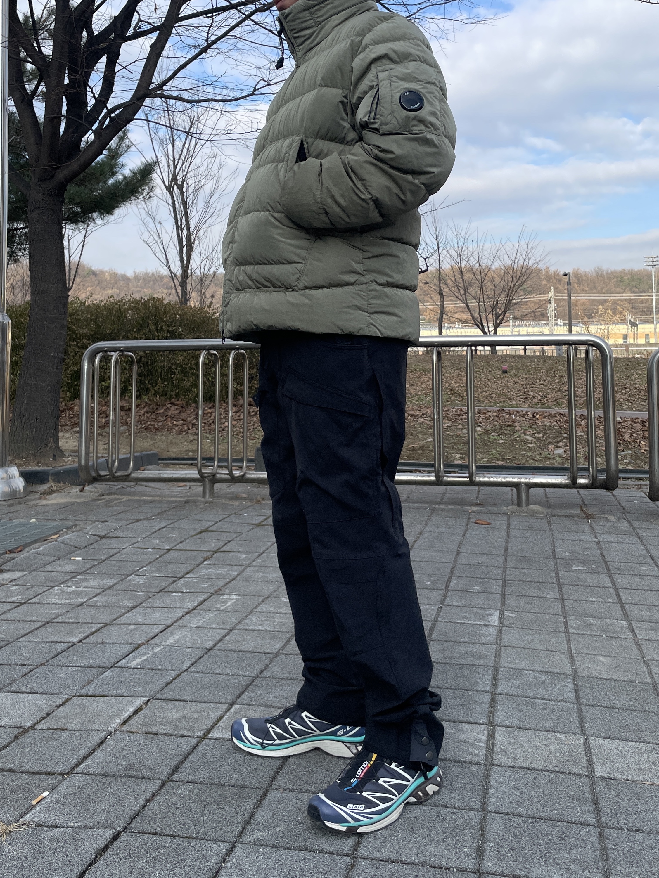 C.P. Company Eco-Chrome R Down Jacket Silver Sage Brown - 23FW, Klattermusen Gere 3.0 Durable Levitend Pants Regular Black 착용 스타일 - 2