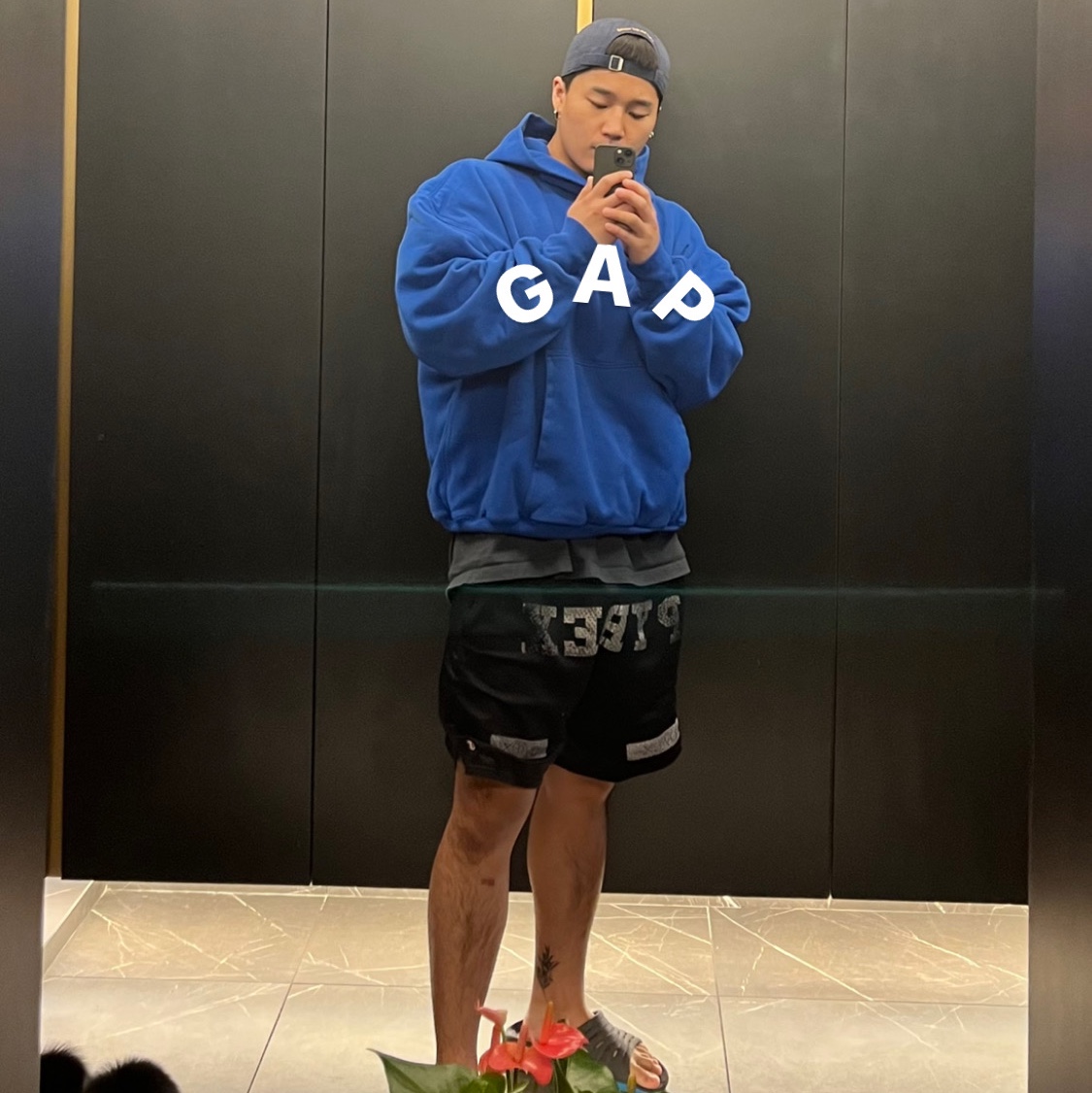 Yeezy Gap Hoodie Blue 착용 스타일 - 1