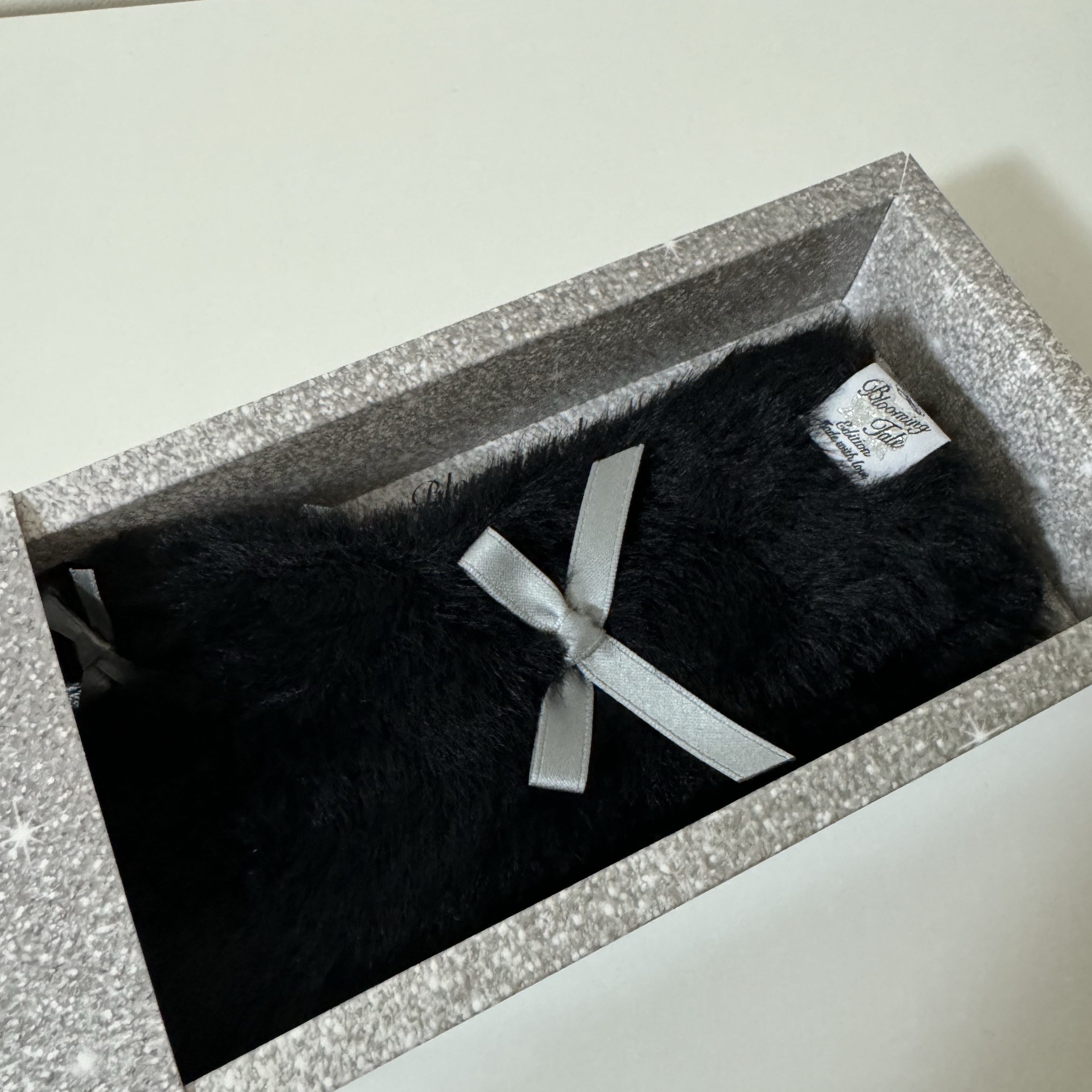 Bloomingtale Fluffy Ribbon Mitten Black 착용 스타일 - 2