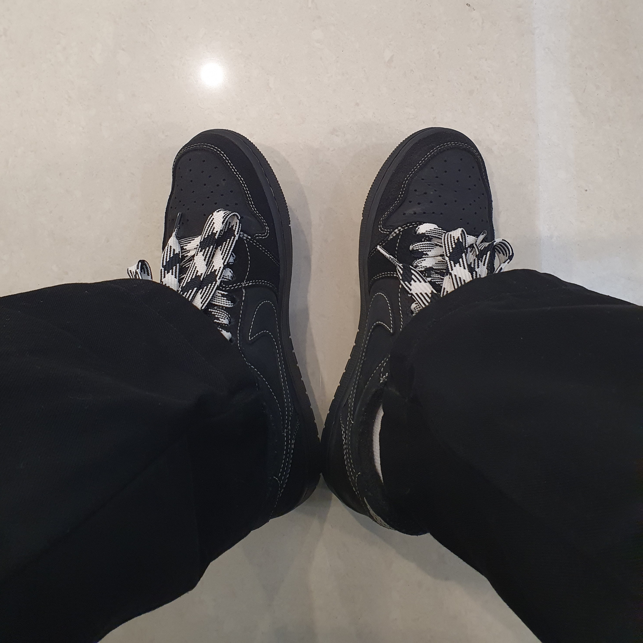 Jordan 1 x Travis Scott Retro Low OG SP Black Phantom 착용 스타일