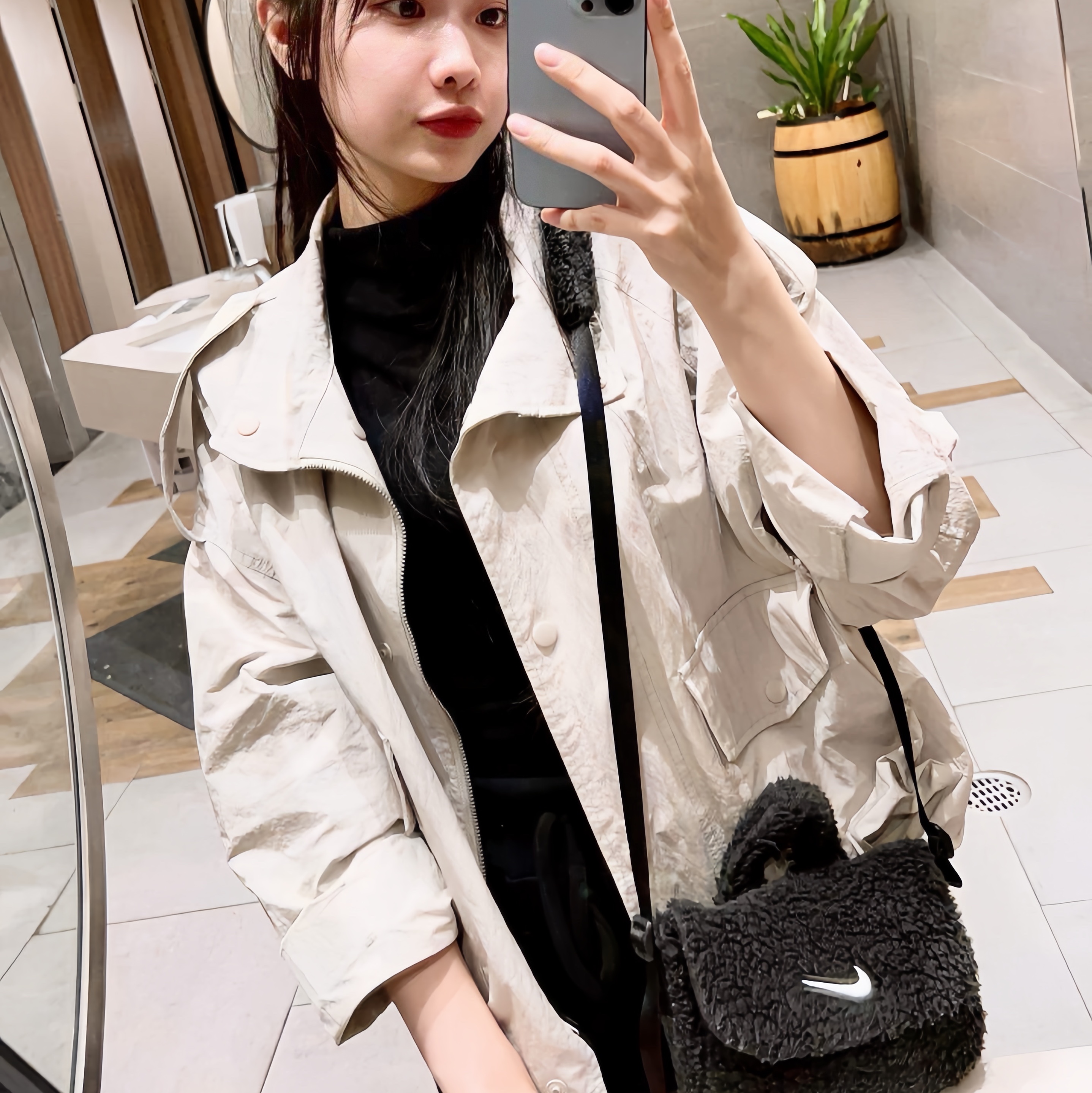 (Kids) Nike NSW Faux Fur Crossbody Bag Black 착용 스타일