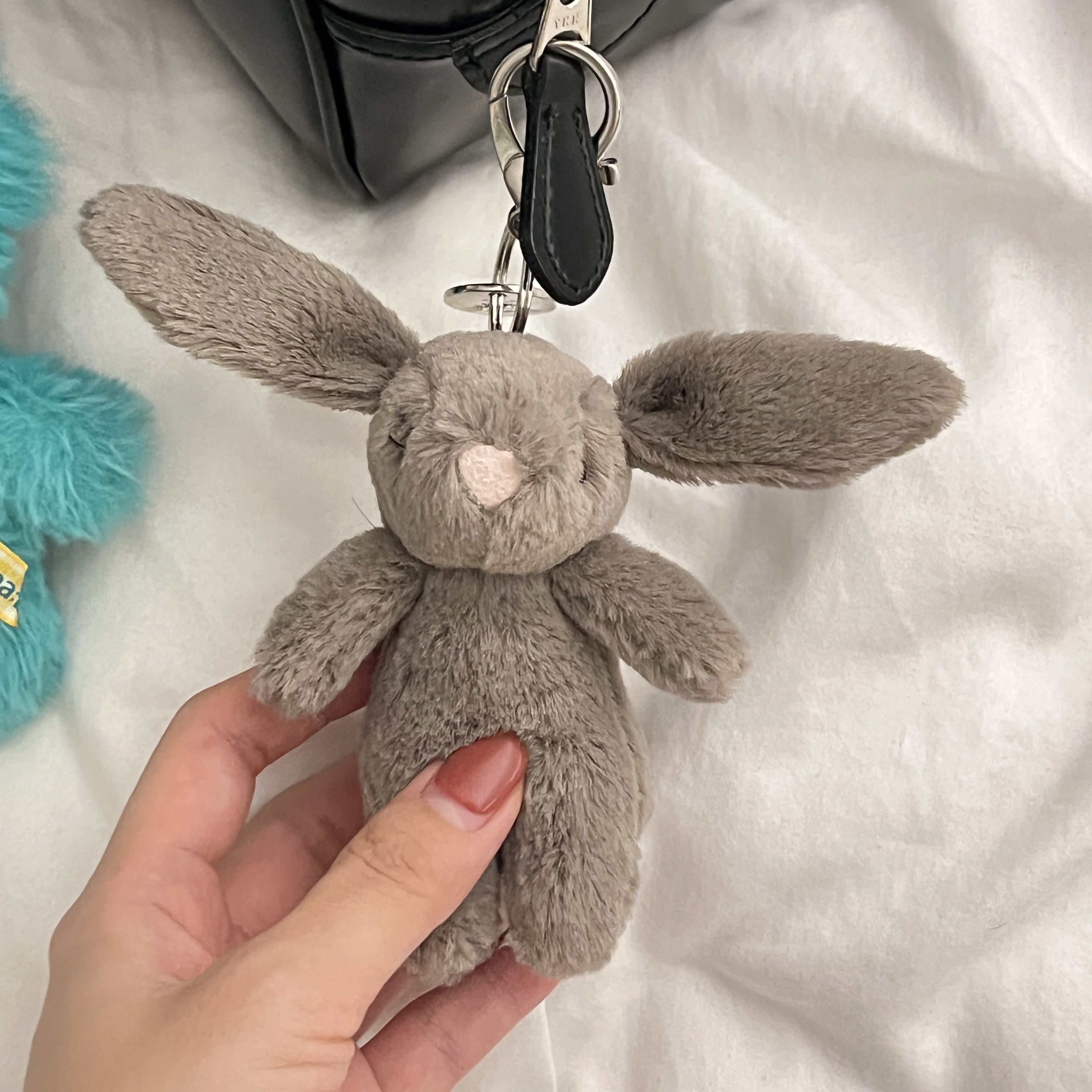 Jellycat Bashful Bunny Truffle Bag Charm Brown, Comme des Garcons Round No.2 Aoyama Bag Black 착용 스타일 - 1