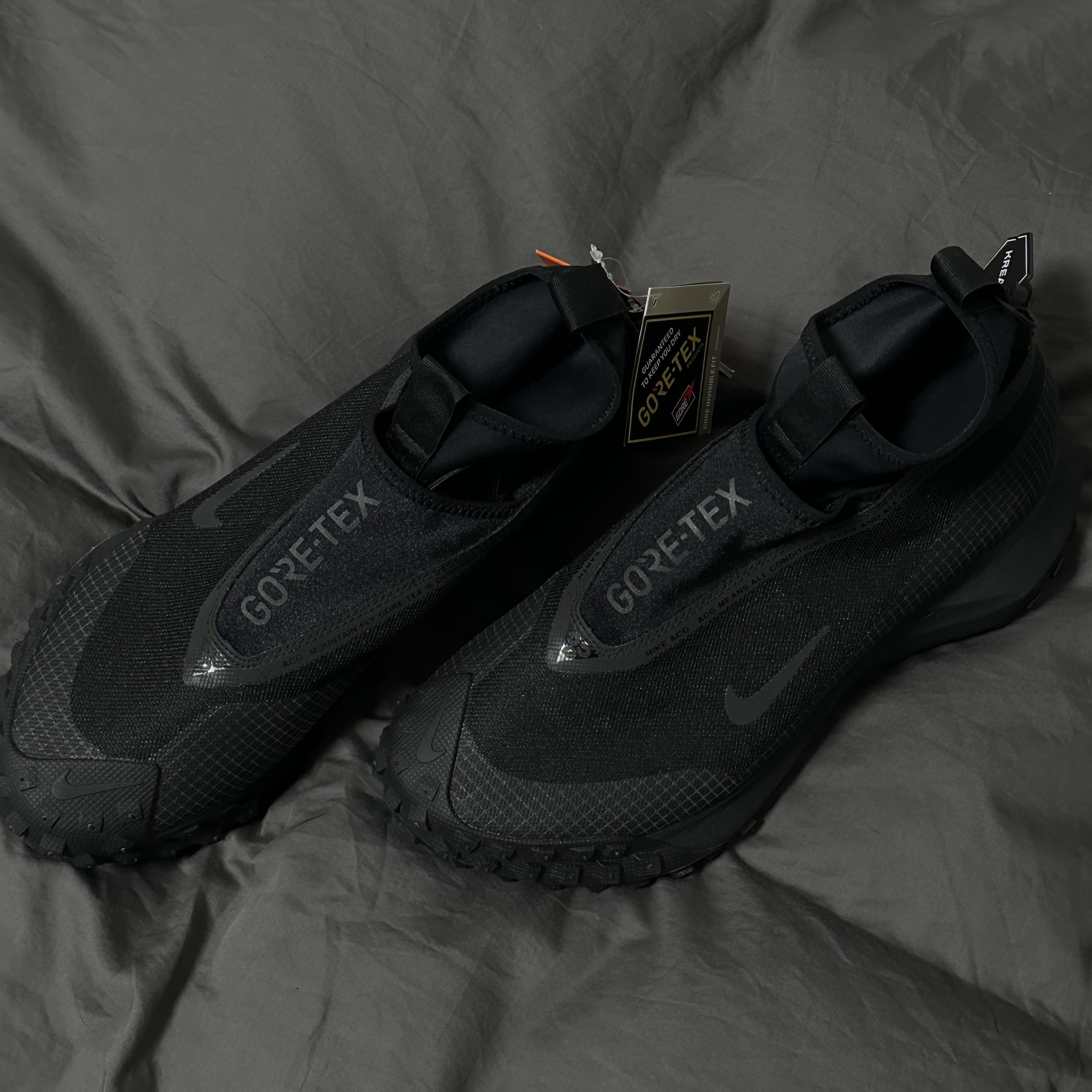 Nike ACG Mountain Fly Gore-Tex Black and Dark Grey 착용 스타일