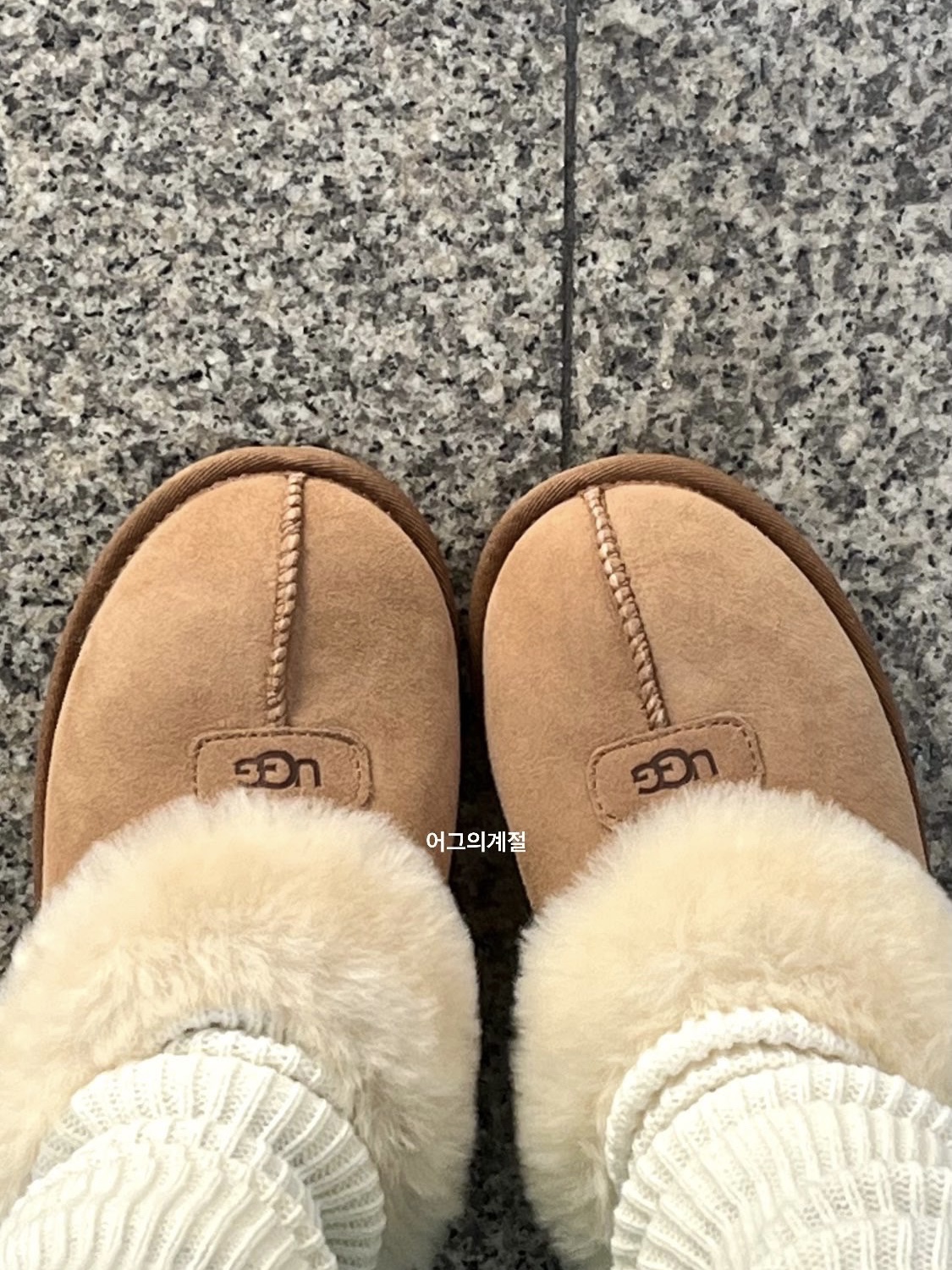 (W) UGG Coquette Slipper Chestnut 착용 스타일 - 3