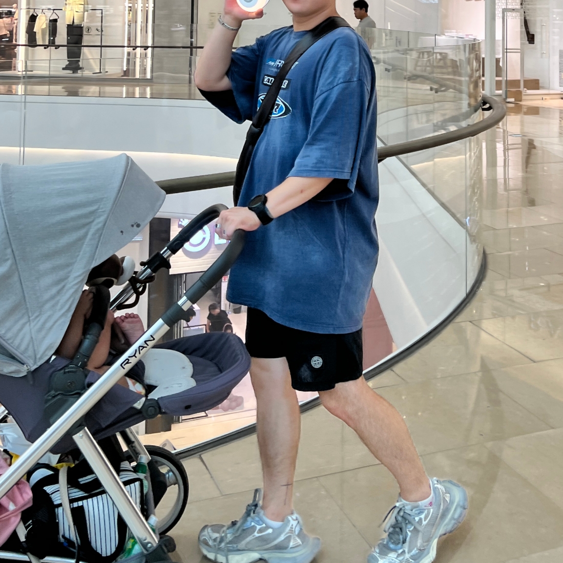 Balenciaga 3XL Sneakers Light Beige, Farfromwhat Far Washed Logo T-Shirt Navy 착용 스타일