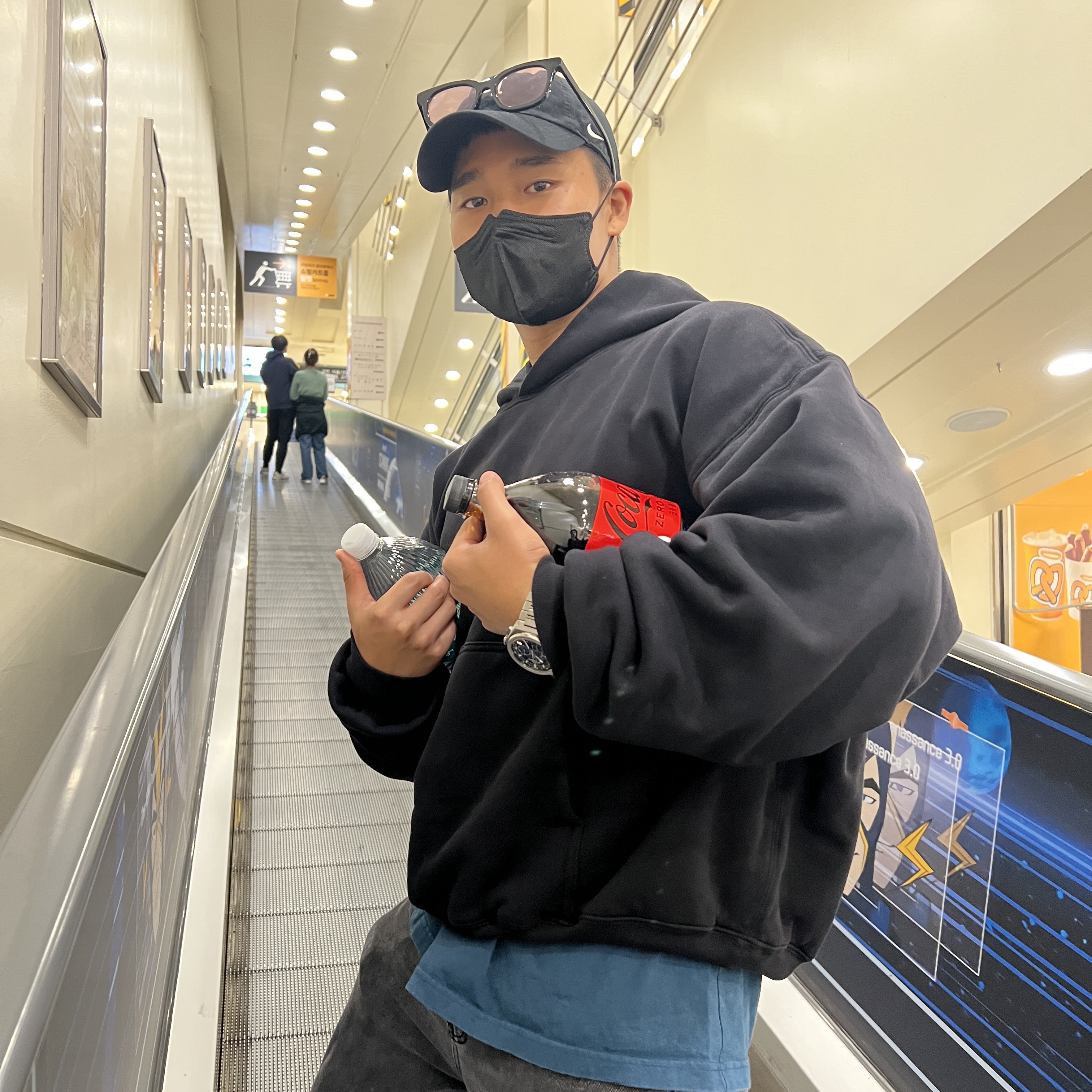 Yeezy Gap Hoodie Black 착용 스타일 - 1