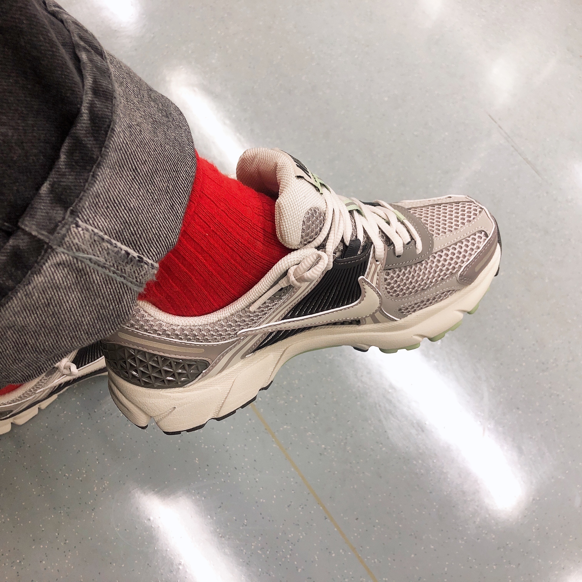 (W) Nike Zoom Vomero 5 Cobblestone and Flat Pewter 착용 스타일