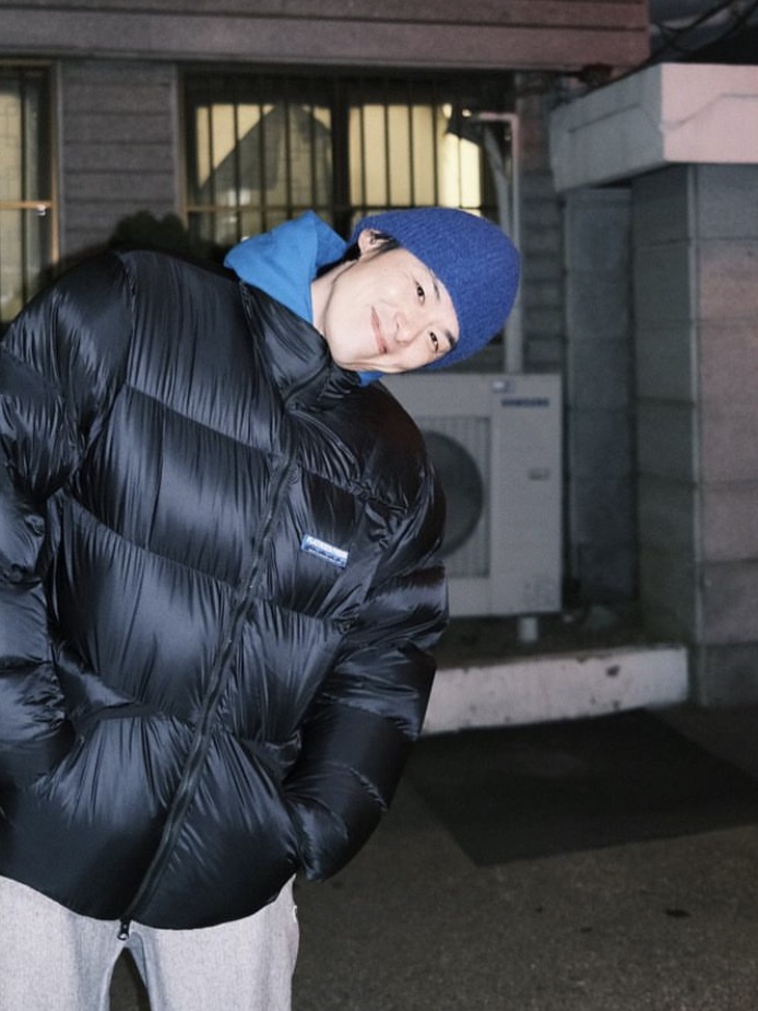 Feathered Friends Helios Hooded Down Jacket Black 착용 스타일