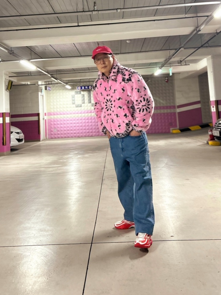Supreme x Coogi Baggy Jean Blue - 23SS, Reebok x Kanghyuk Premier Road Modern Mid White Red 착용 스타일 - 4