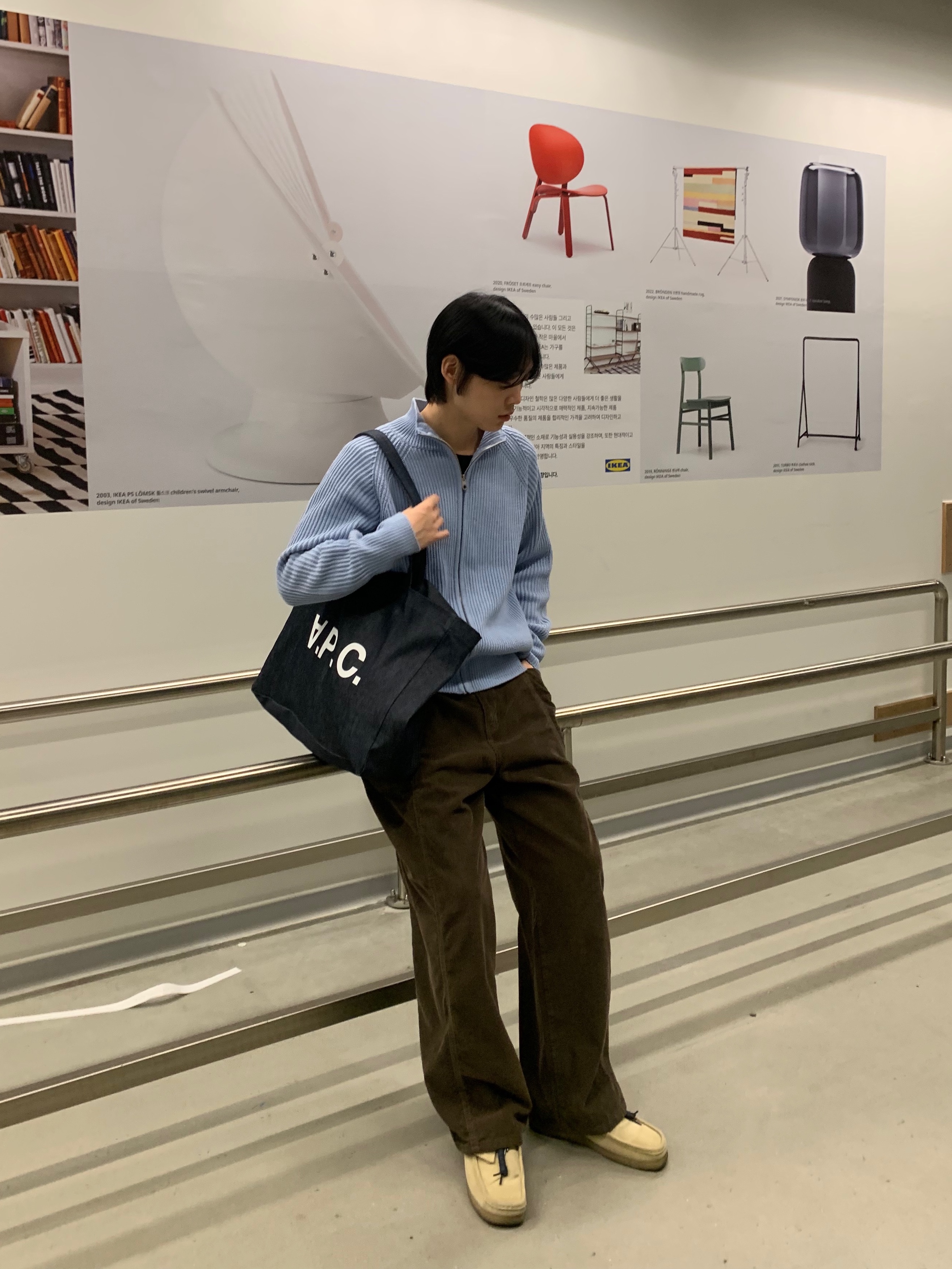 Clarks Wallabee Maple Suede, A.P.C. Daniela Shopping Bag Indigo 착용 스타일 - 1