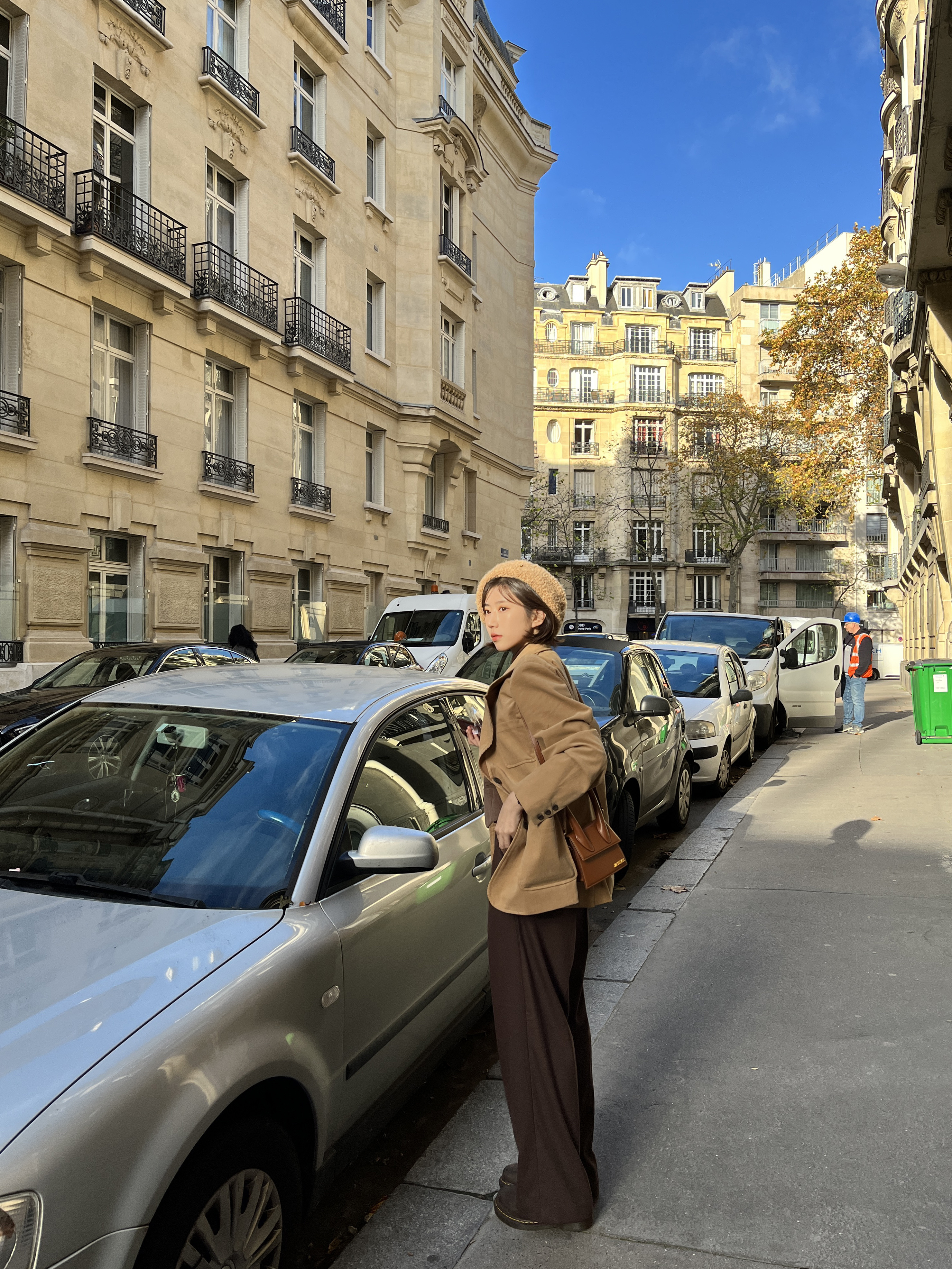 Jacquemus Le Chiquito Moyen Signature Handbag Light Brown, Dr. Martens 1460 Crazy Horse Brown 착용 스타일 - 1