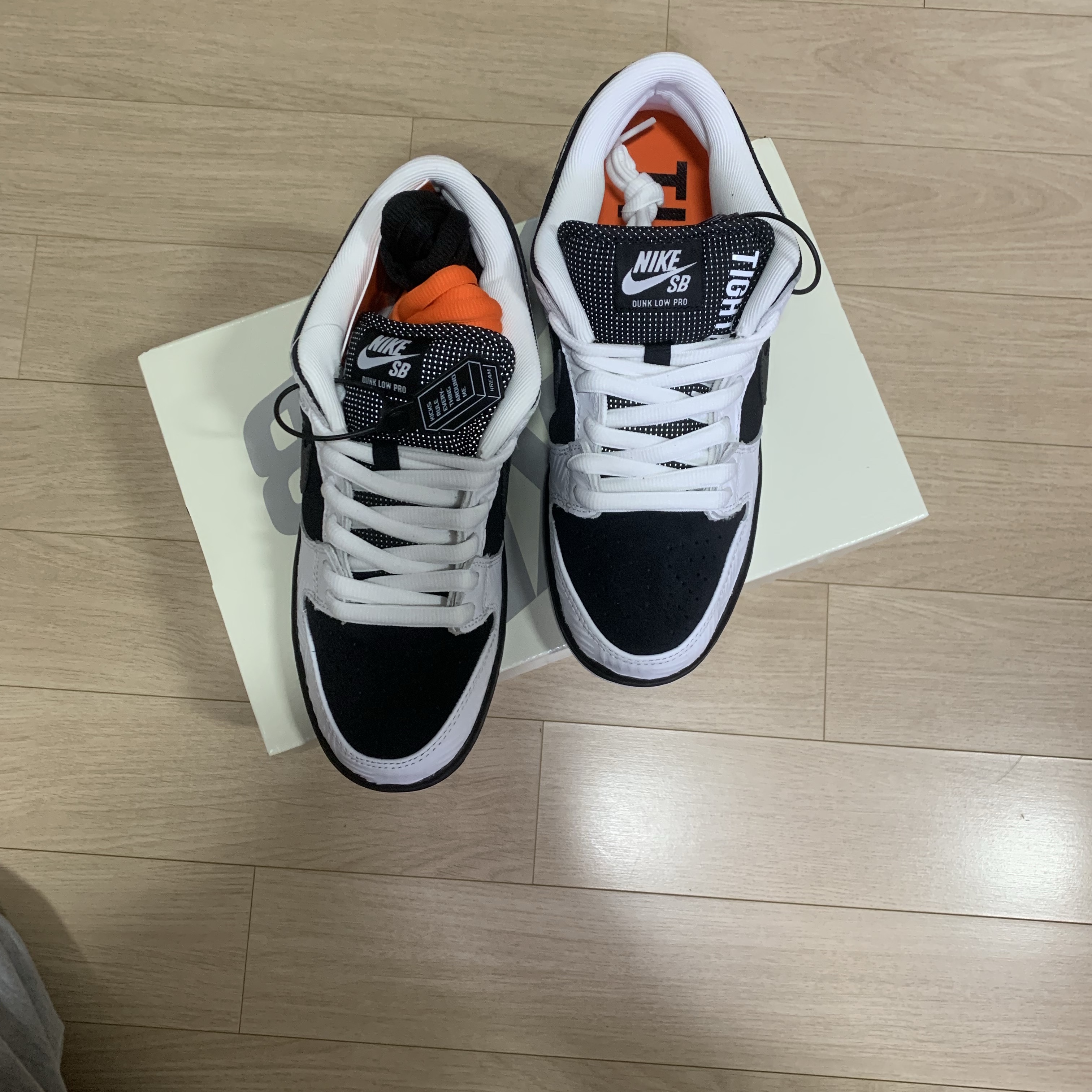 Nike x Tightbooth SB Dunk Low Pro Black and White 착용 스타일 - 2