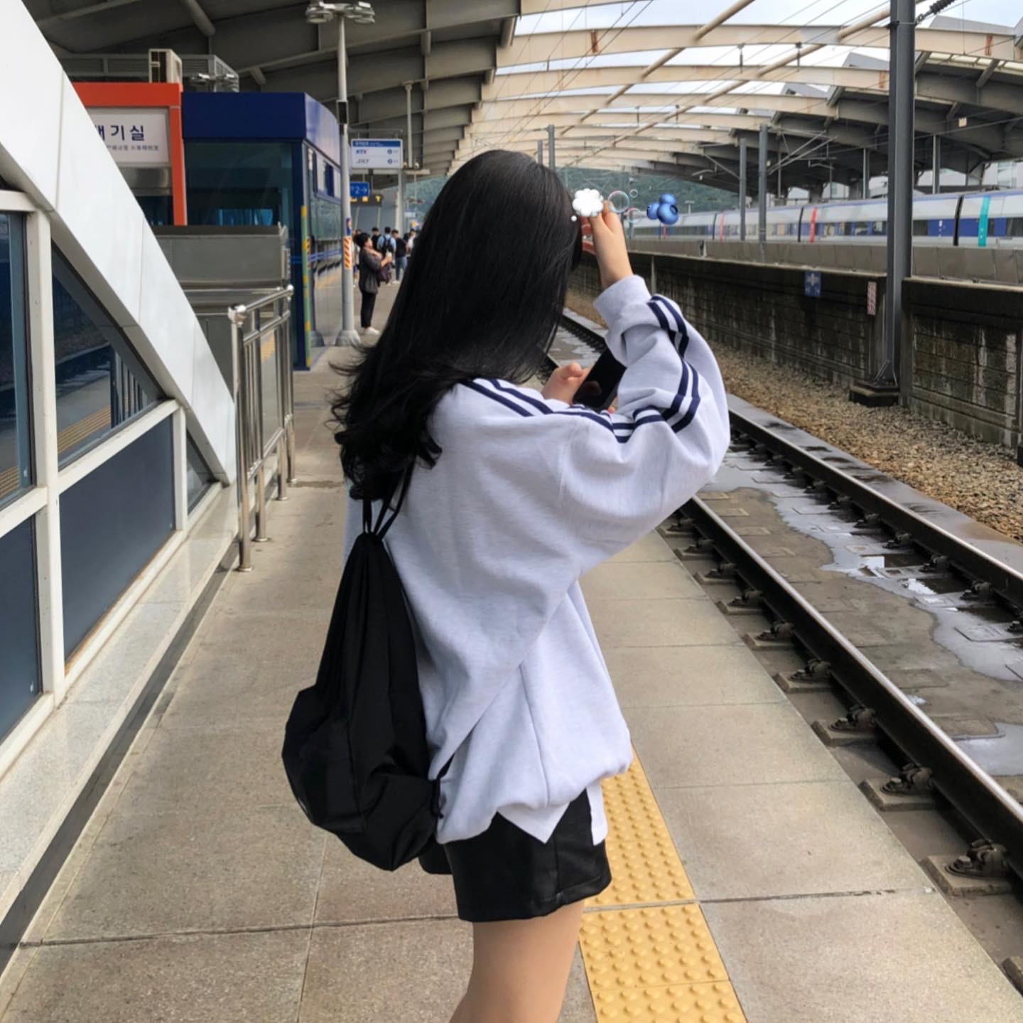 Haag String Backpack Black 착용 스타일 - 1