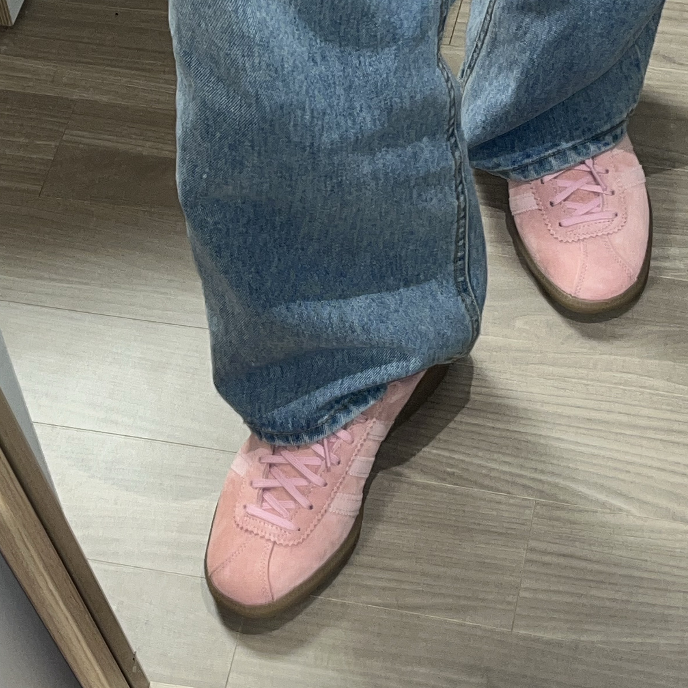 Adidas Bermuda Glow Pink 착용 스타일