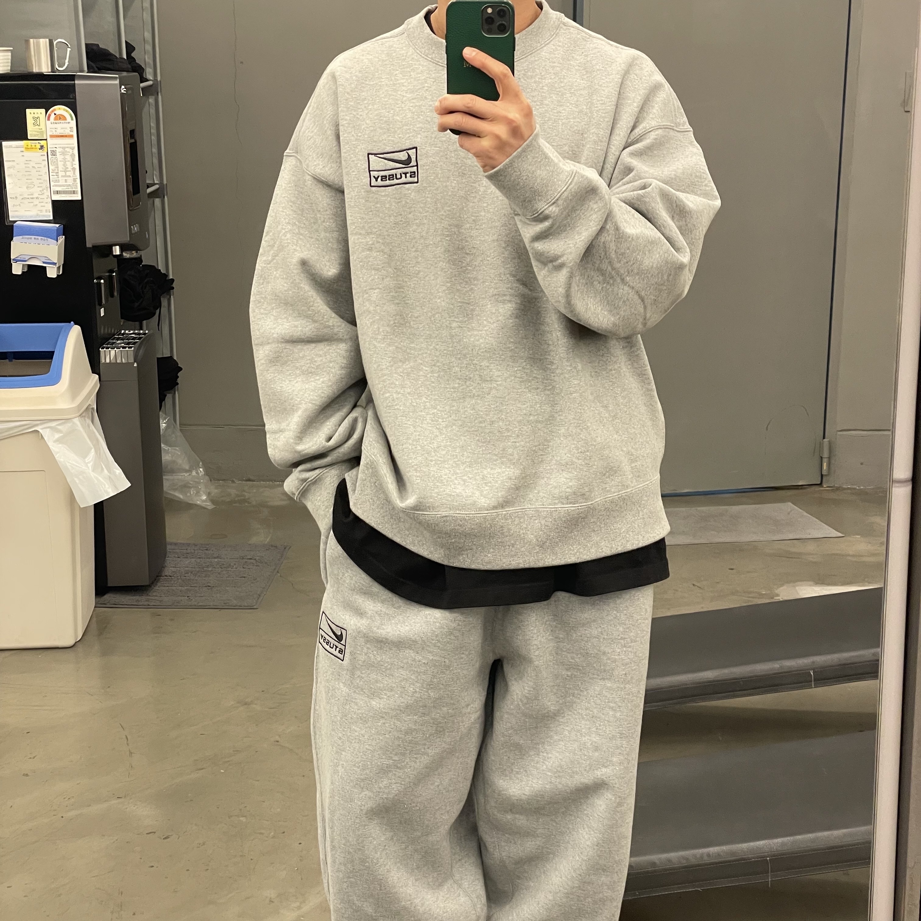 Nike x Stussy NRG Fleece Crewneck Dark Grey Heather (DO9337-063) 착용 스타일 - 2