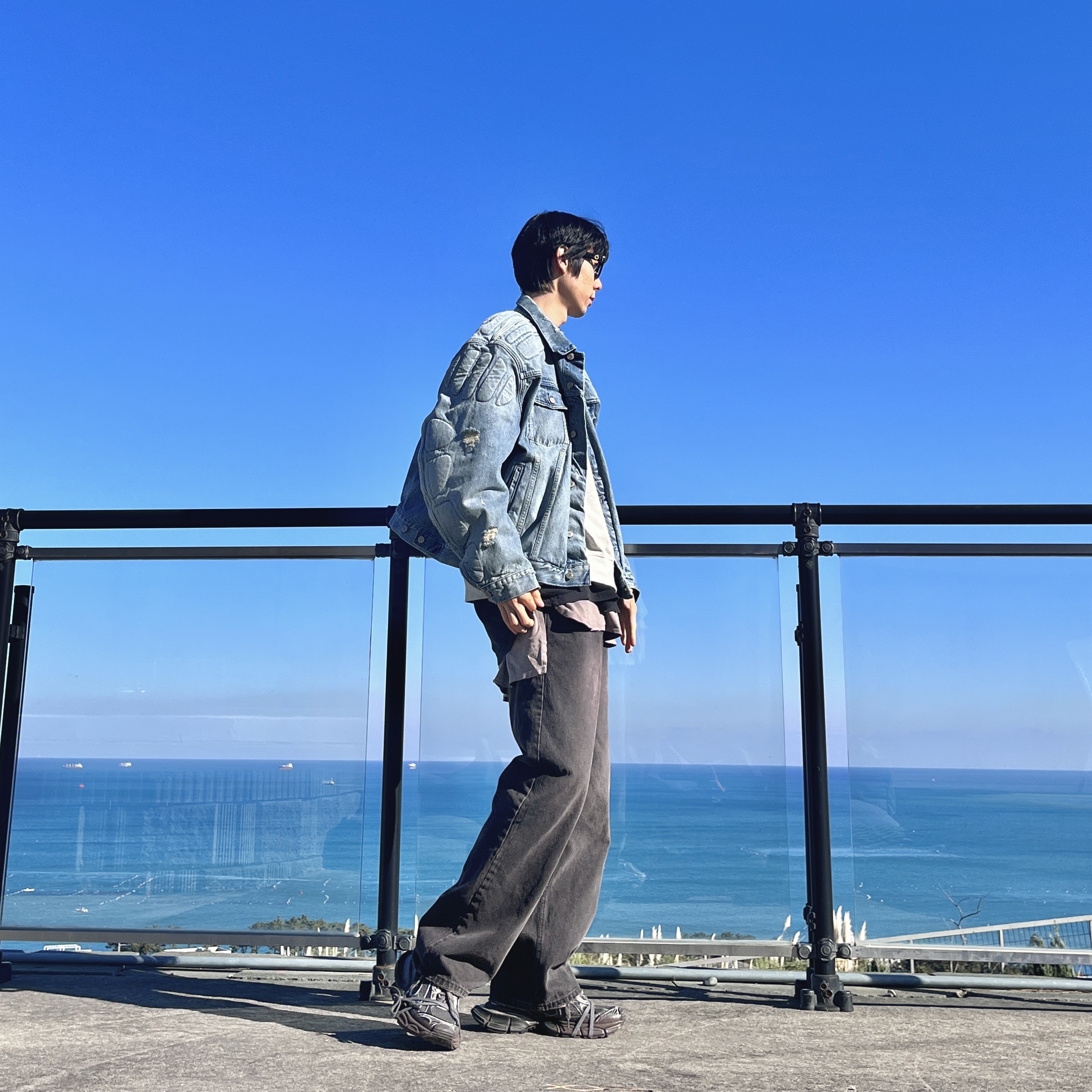 Yeezy Gap Engineered By Balenciaga Padded Denim Jacket Blue, Balenciaga 3XL Sneakers Worn Out Brown 착용 스타일 - 3