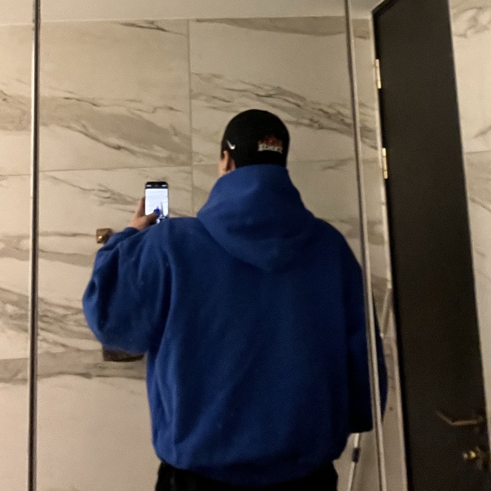 Yeezy Gap Hoodie Blue 착용 스타일 - 3