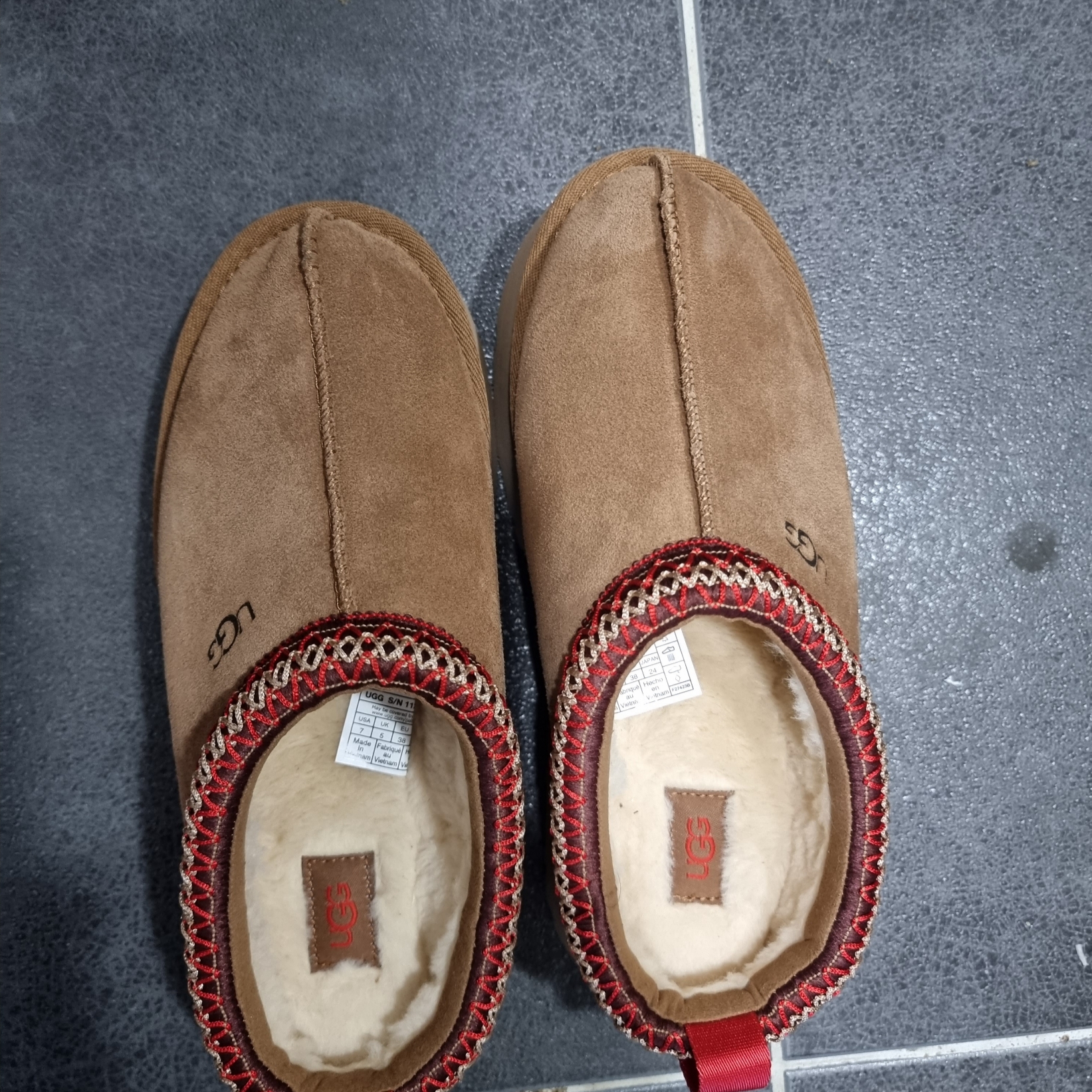 (W) UGG Tazz Slipper Chestnut 착용 스타일 - 1