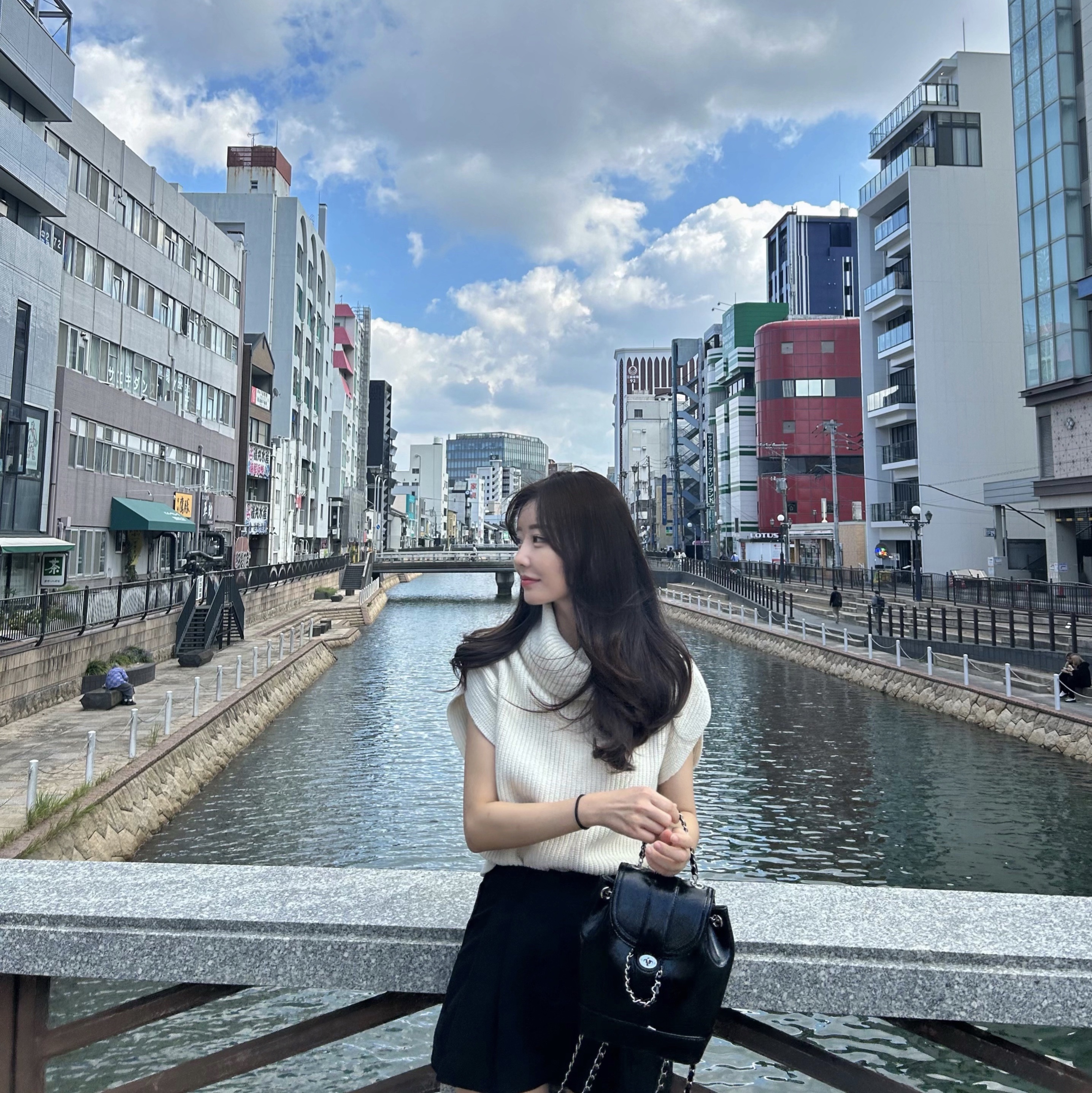 Cardinal Red Hawoo-A Bag Black 착용 스타일 - 6