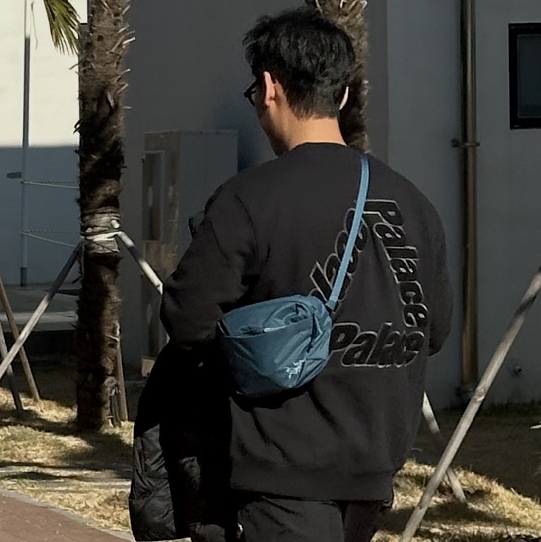 Palace P-3 Chenille Crew Black - 21SS 착용 스타일 - 2