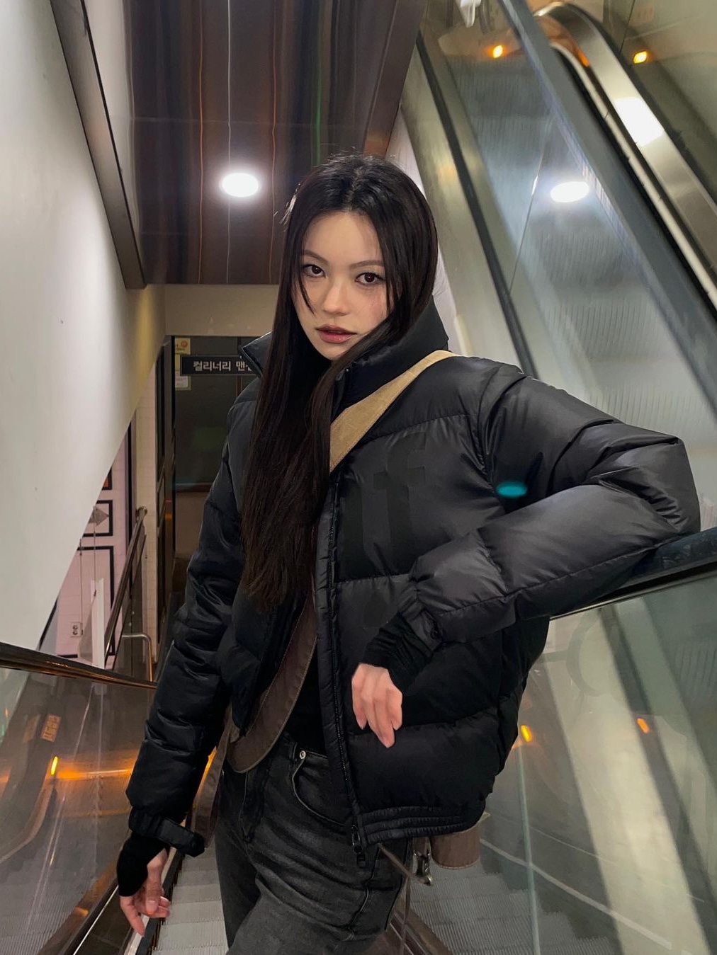 [KREAM 단독] Safarispot Women 1/2 Basic Safari Down Jacket Black, [KREAM 단독] Safarispot Basic Safari Down Jacket Black 착용 스타일 - 3