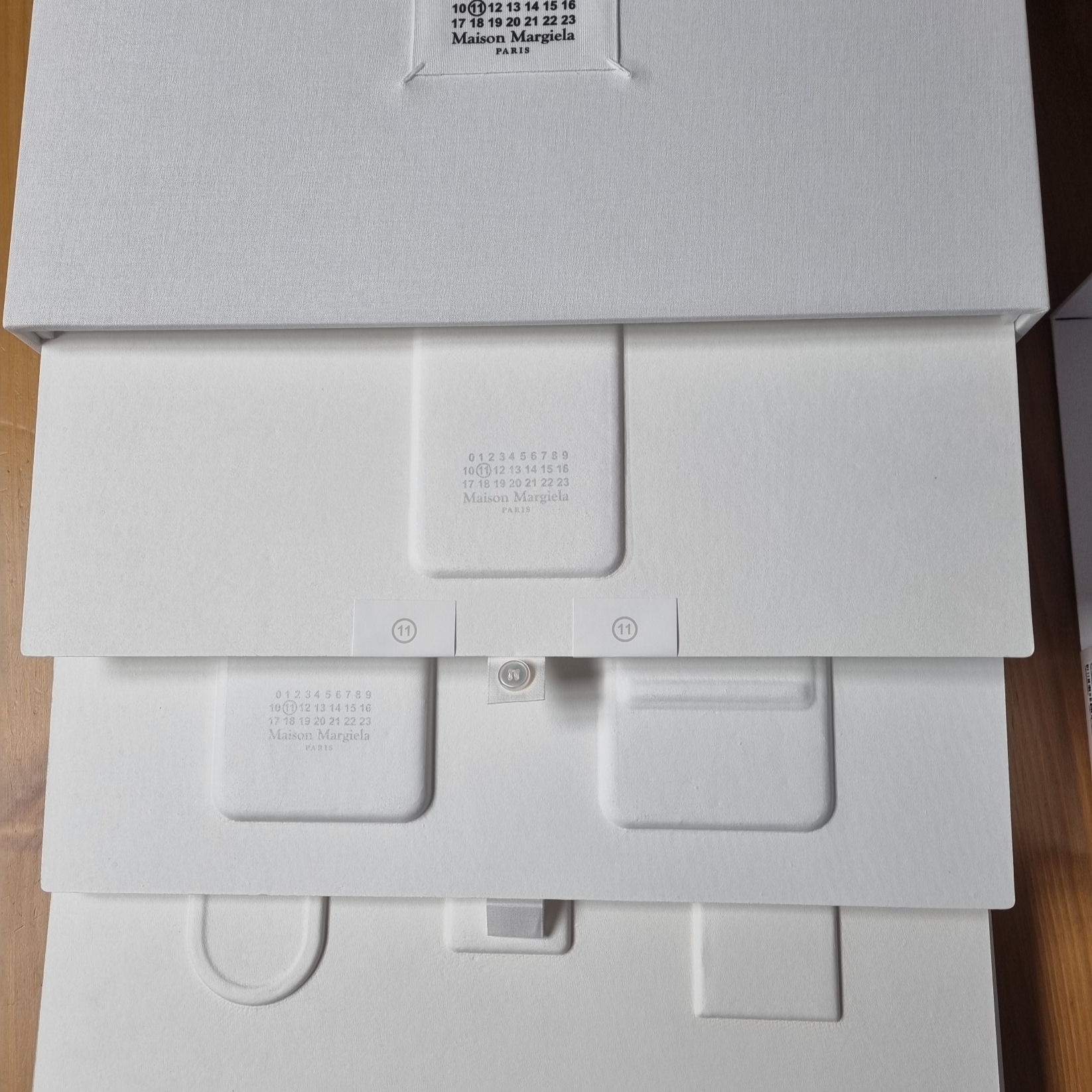 Samsung Galaxy Z Flip5 Maison Margiela Edition (Korean Ver.) 착용 스타일 - 2