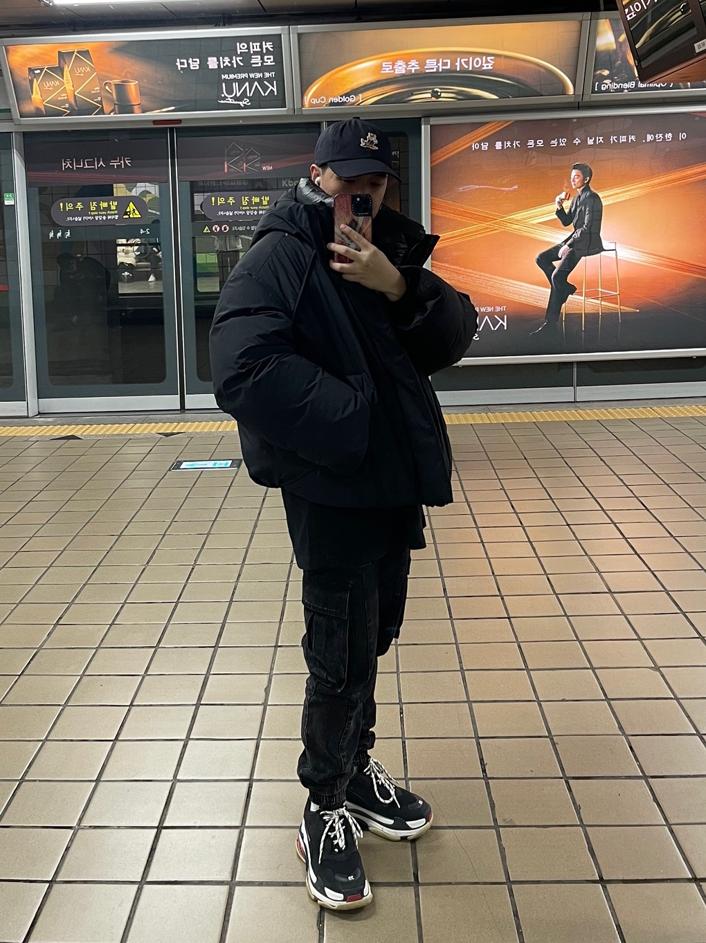 Balenciaga Triple S Sneakers Black Red 2022, Juun.J Hooded Short Puffer Down Jacket Black - 23FW 착용 스타일