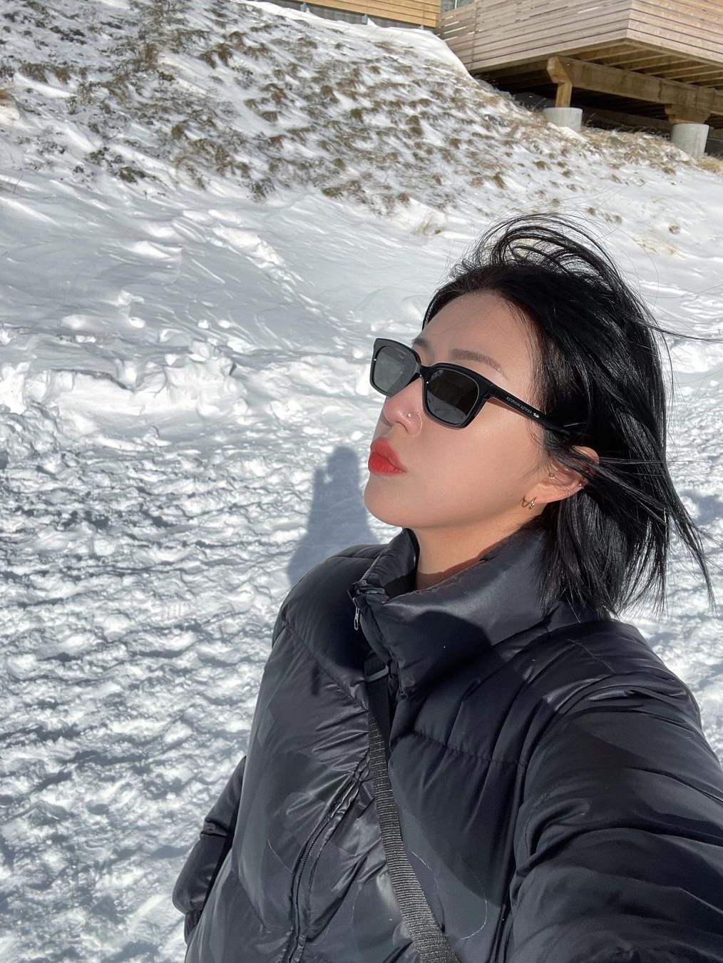 [KREAM 단독] Safarispot Women 1/2 Basic Safari Down Jacket Black 착용 스타일 - 1