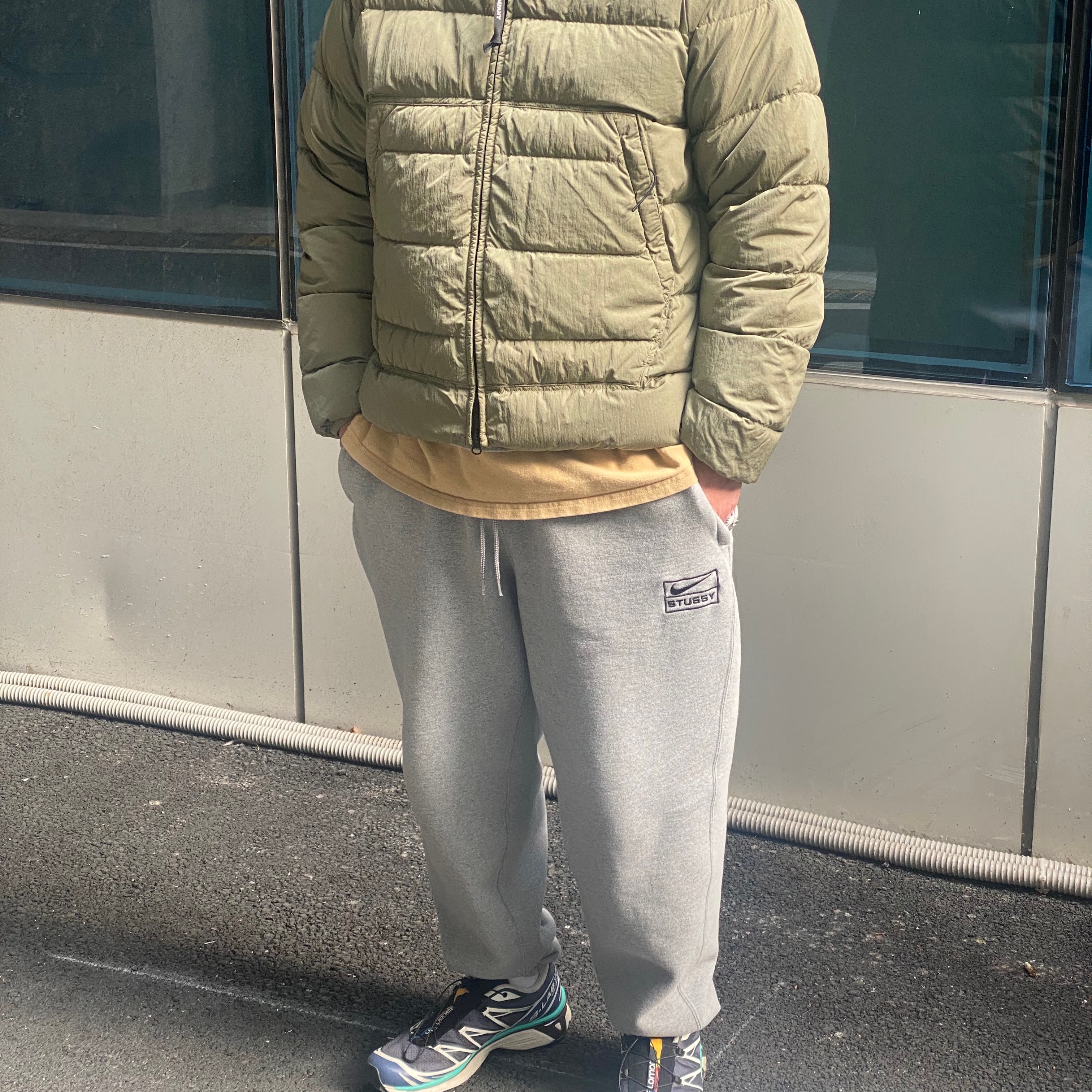 C.P. Company Eco-Chrome R Hooded Down Goggle Jacket Silver Sage Brown - 23FW, Nike x Stussy NRG Fleece Pants Dark Grey Heather (DO9340-063) 착용 스타일 - 1