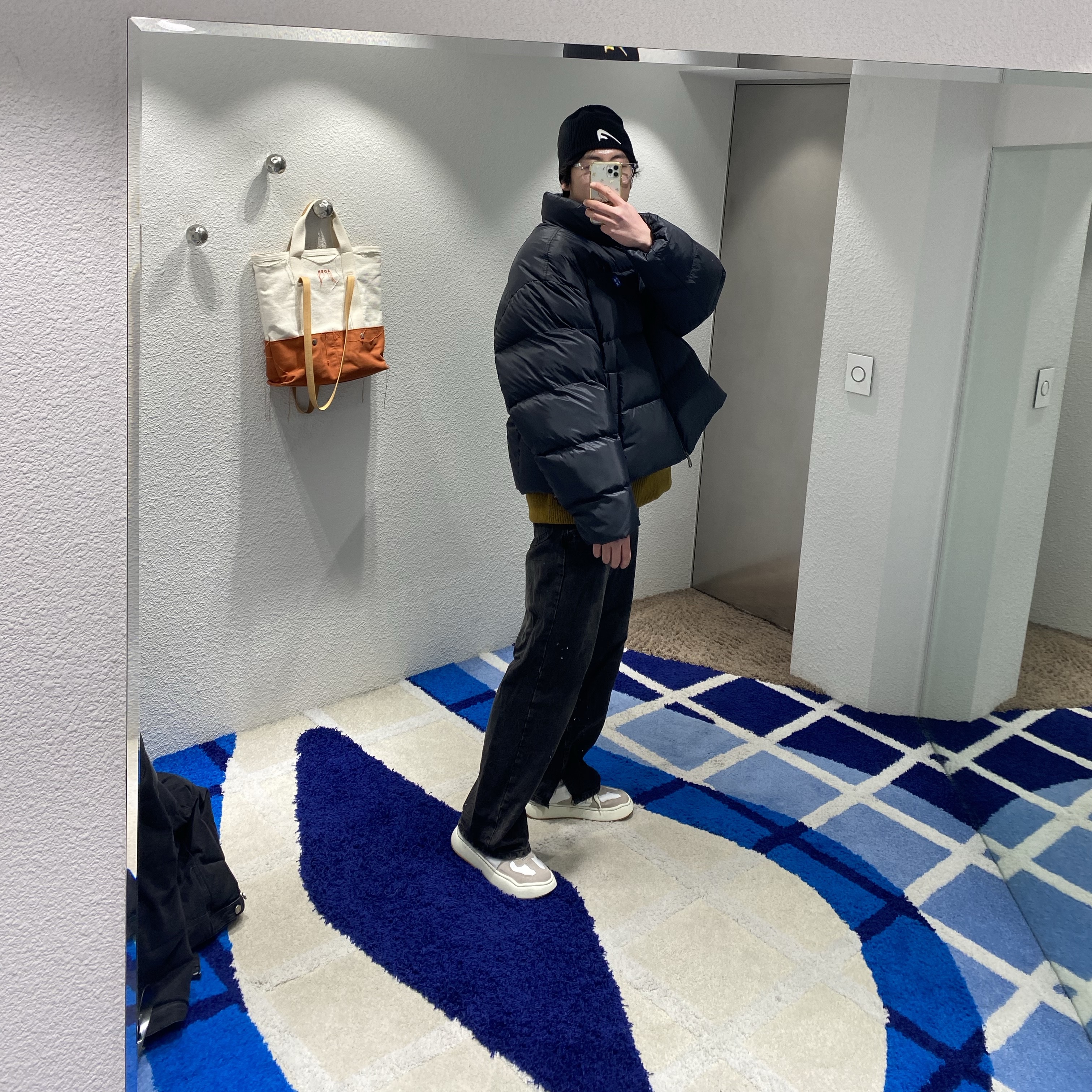 Ader Error Sig; TRS/BL Tag Puffer Jacket 01 Noir, Ader Error Sig; TRS Tag Puffer Jacket 01 Z-Blue 착용 스타일 - 4