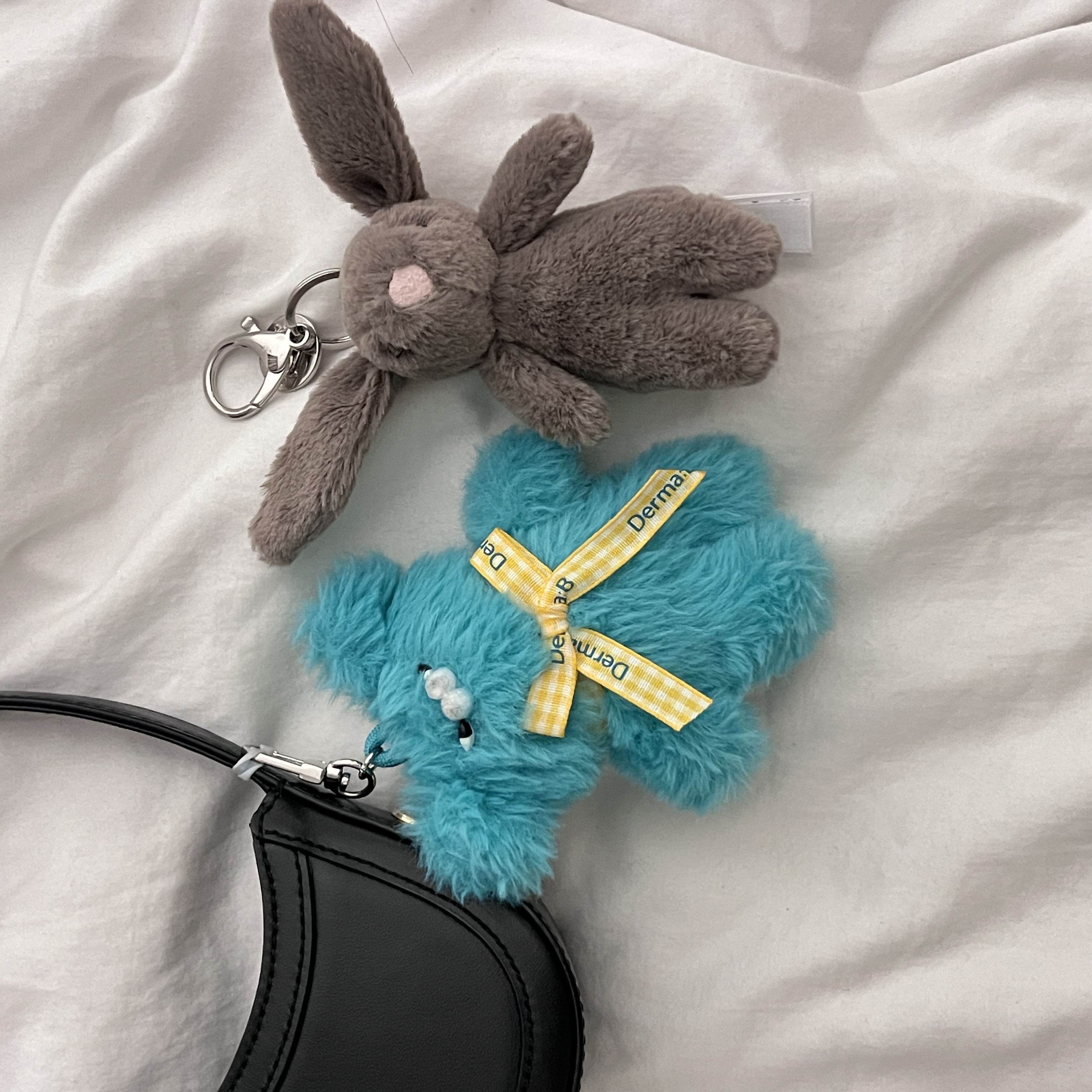 Jellycat Bashful Bunny Truffle Bag Charm Brown, Comme des Garcons Round No.2 Aoyama Bag Black 착용 스타일 - 2