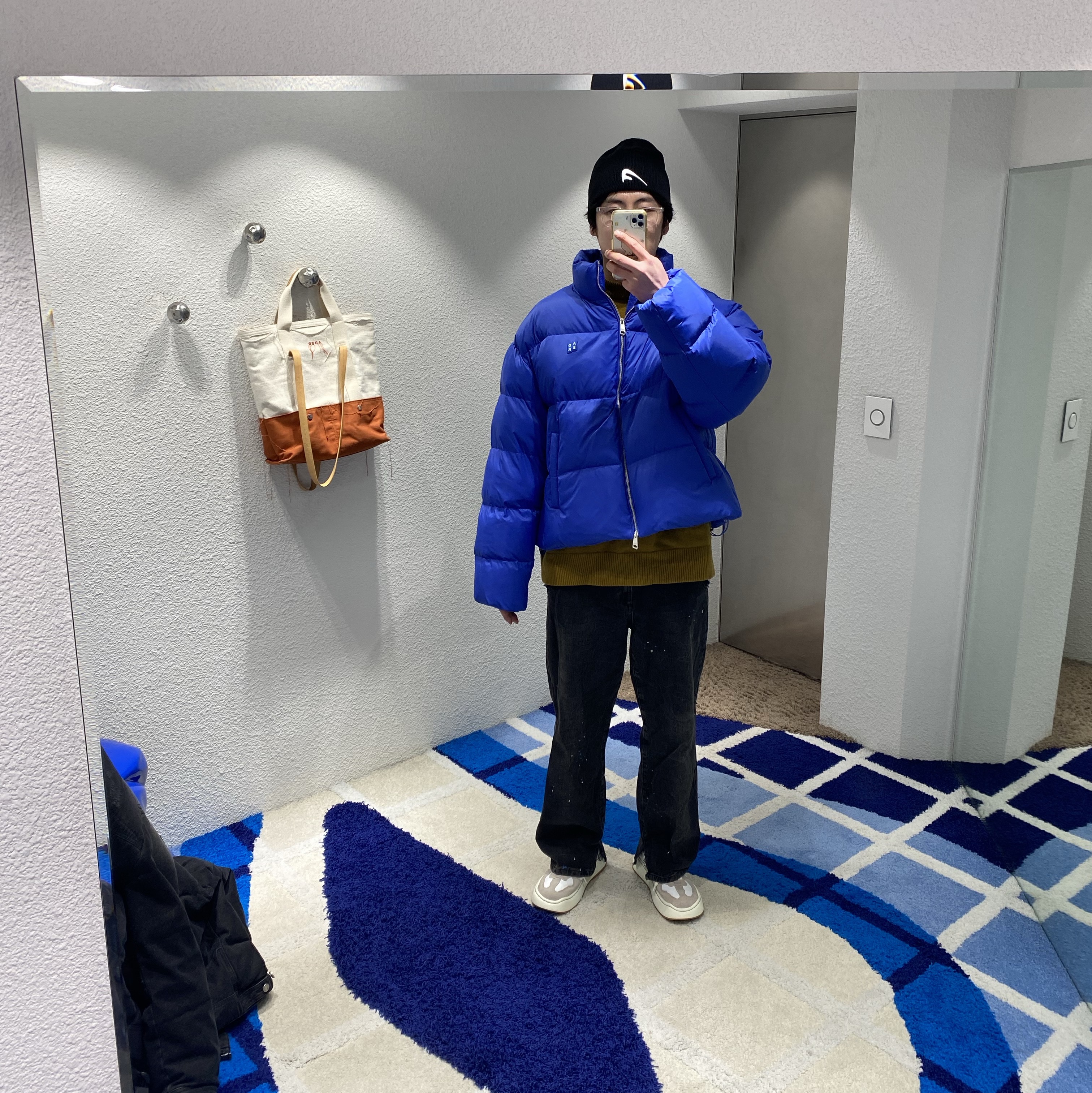 Ader Error Sig; TRS/BL Tag Puffer Jacket 01 Noir, Ader Error Sig; TRS Tag Puffer Jacket 01 Z-Blue 착용 스타일 - 1