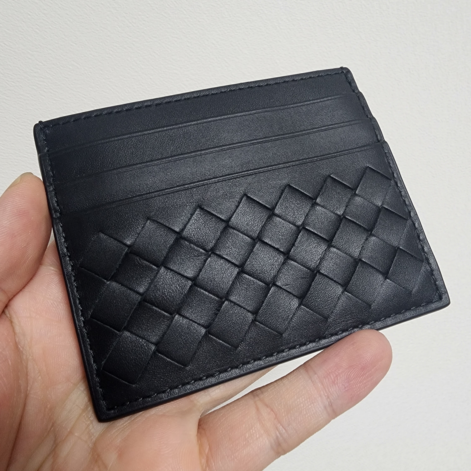 Bottega Veneta Credit Card Case Black 착용 스타일 - 2