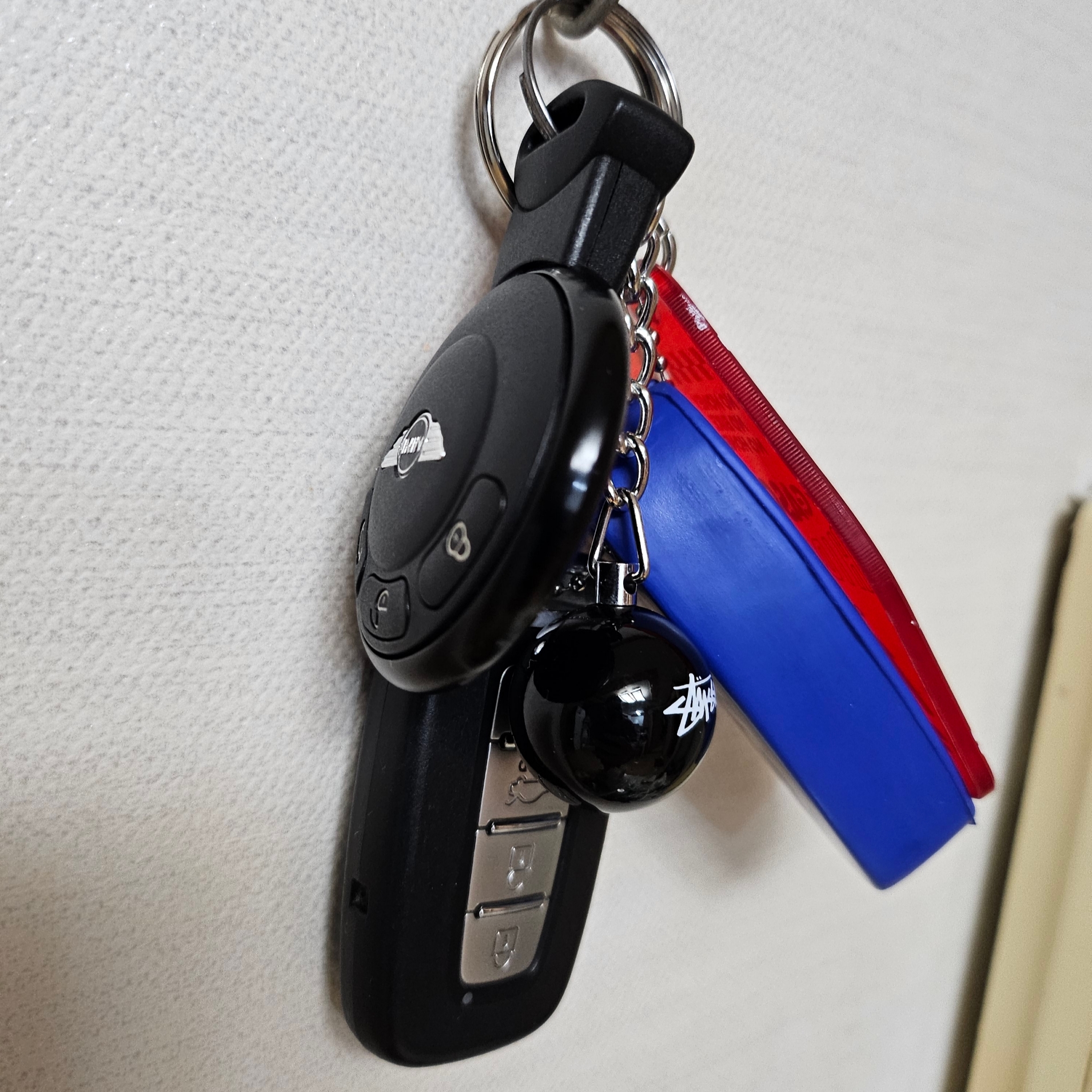 Stussy 8 Ball Keychain Black 착용 스타일 - 1