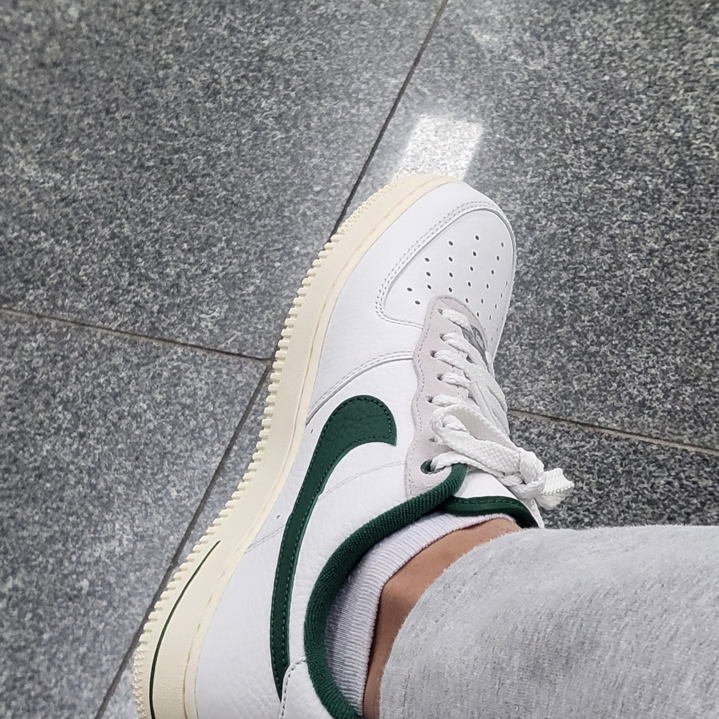 (W) Nike Air Force 1 '07 LX Summit White Gorge Green 착용 스타일 - 1