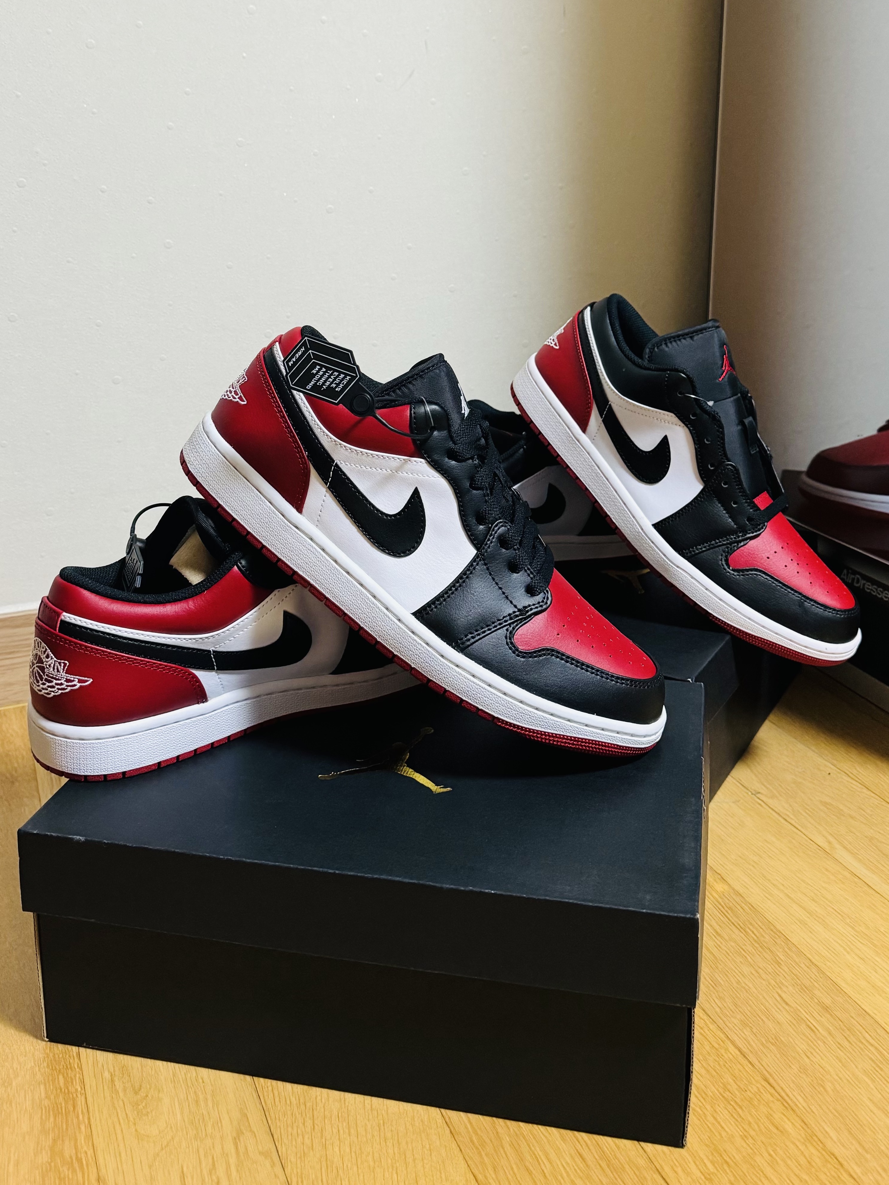 Jordan 1 Low Bred Toe, Jordan 1 Low White Varsity Red 착용 스타일