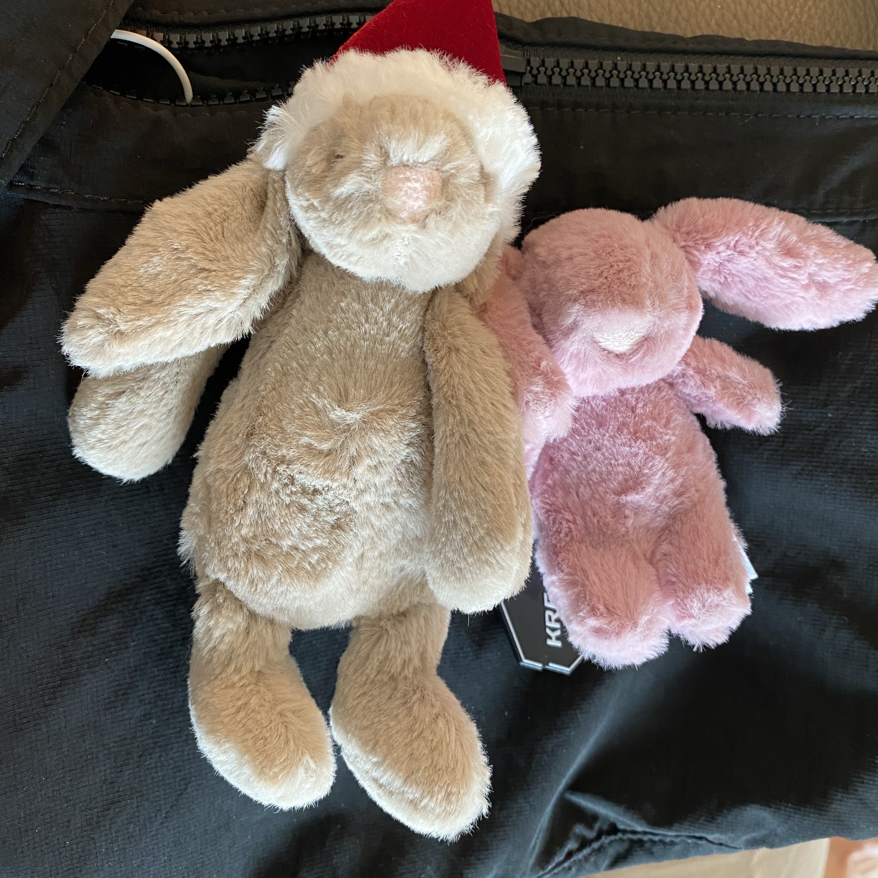 Jellycat Bashful Christmas Bunny Decoration Praline 착용 스타일