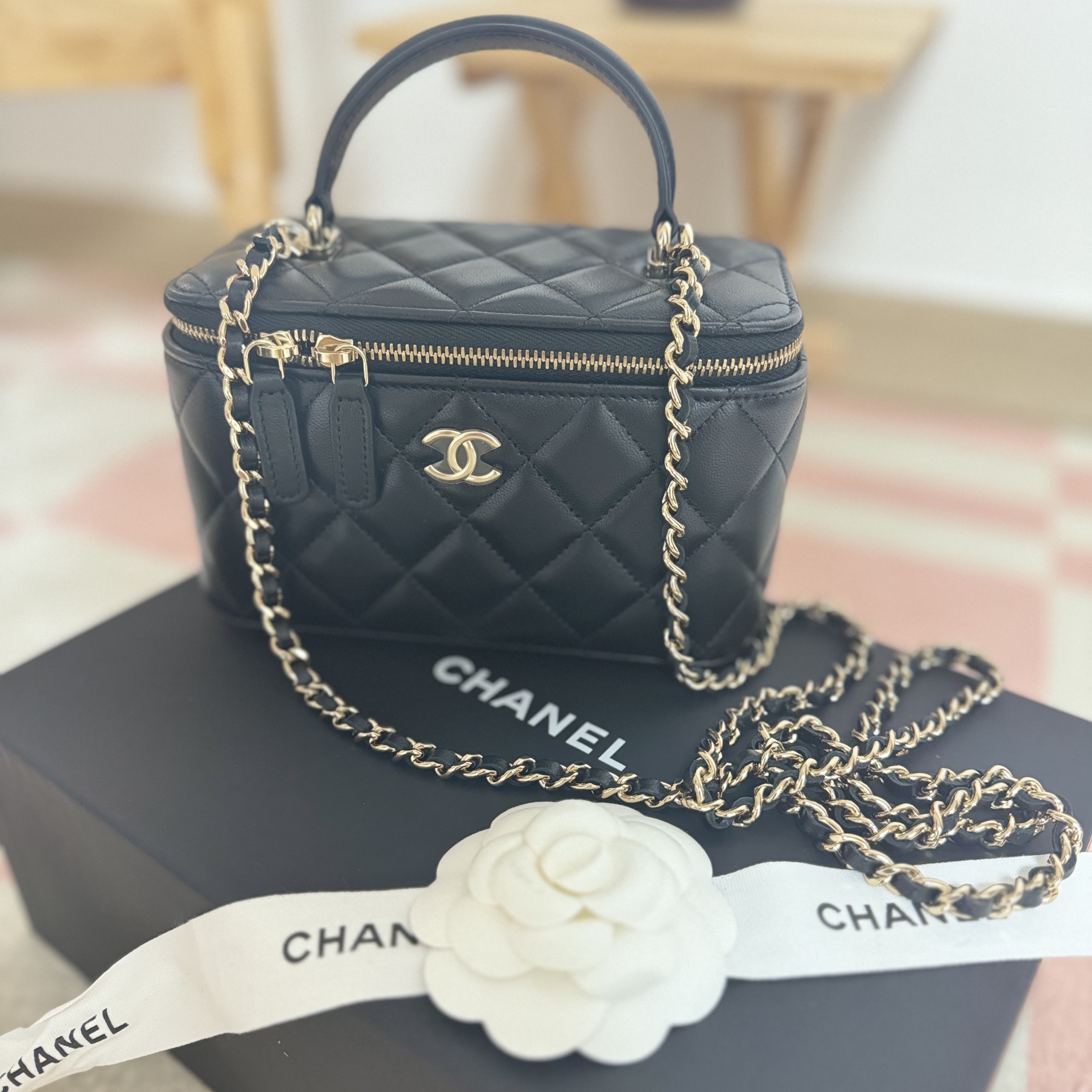 Chanel Vanity With Chain Lambskin & Gold Black 착용 스타일