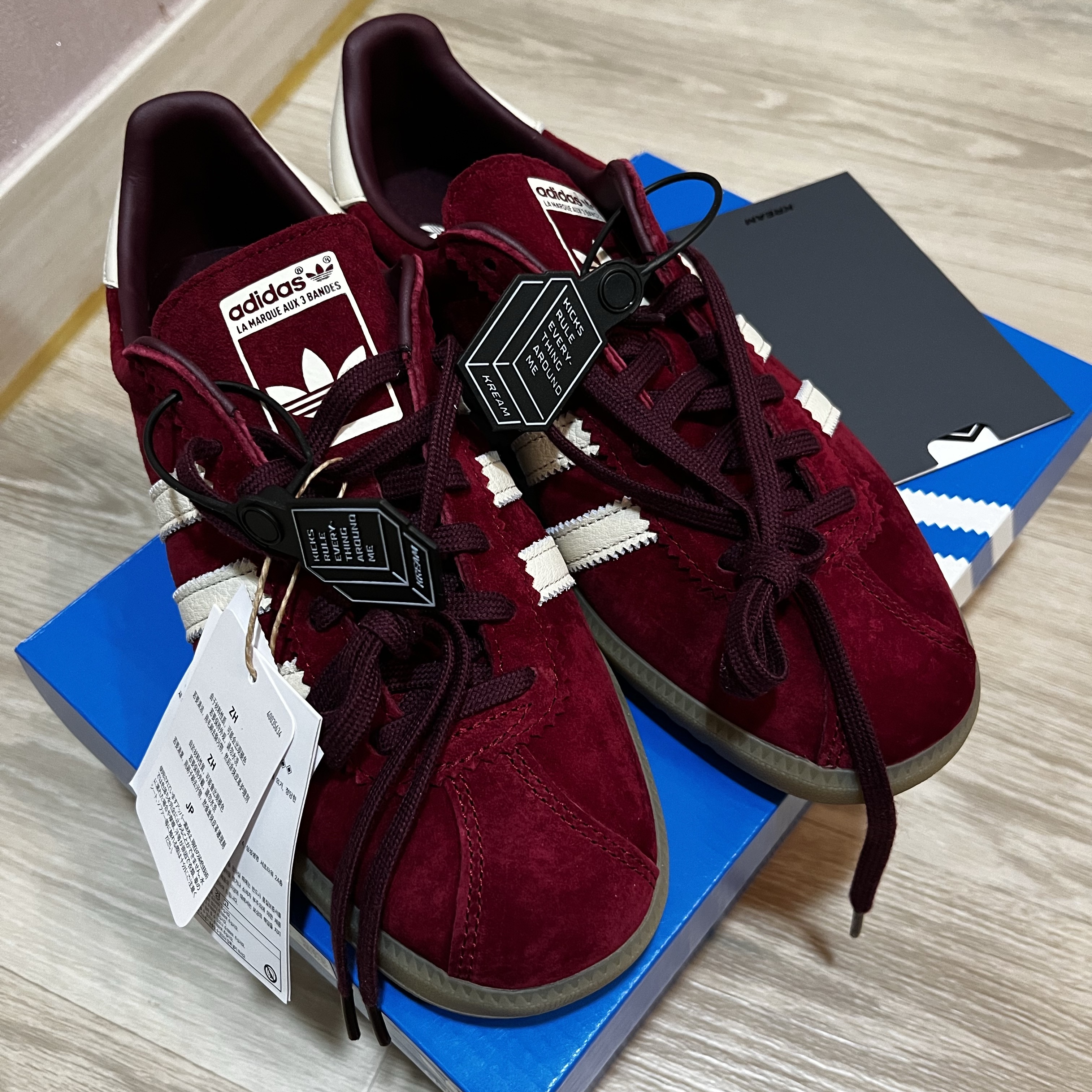Adidas Bermuda College Burgundy 착용 스타일