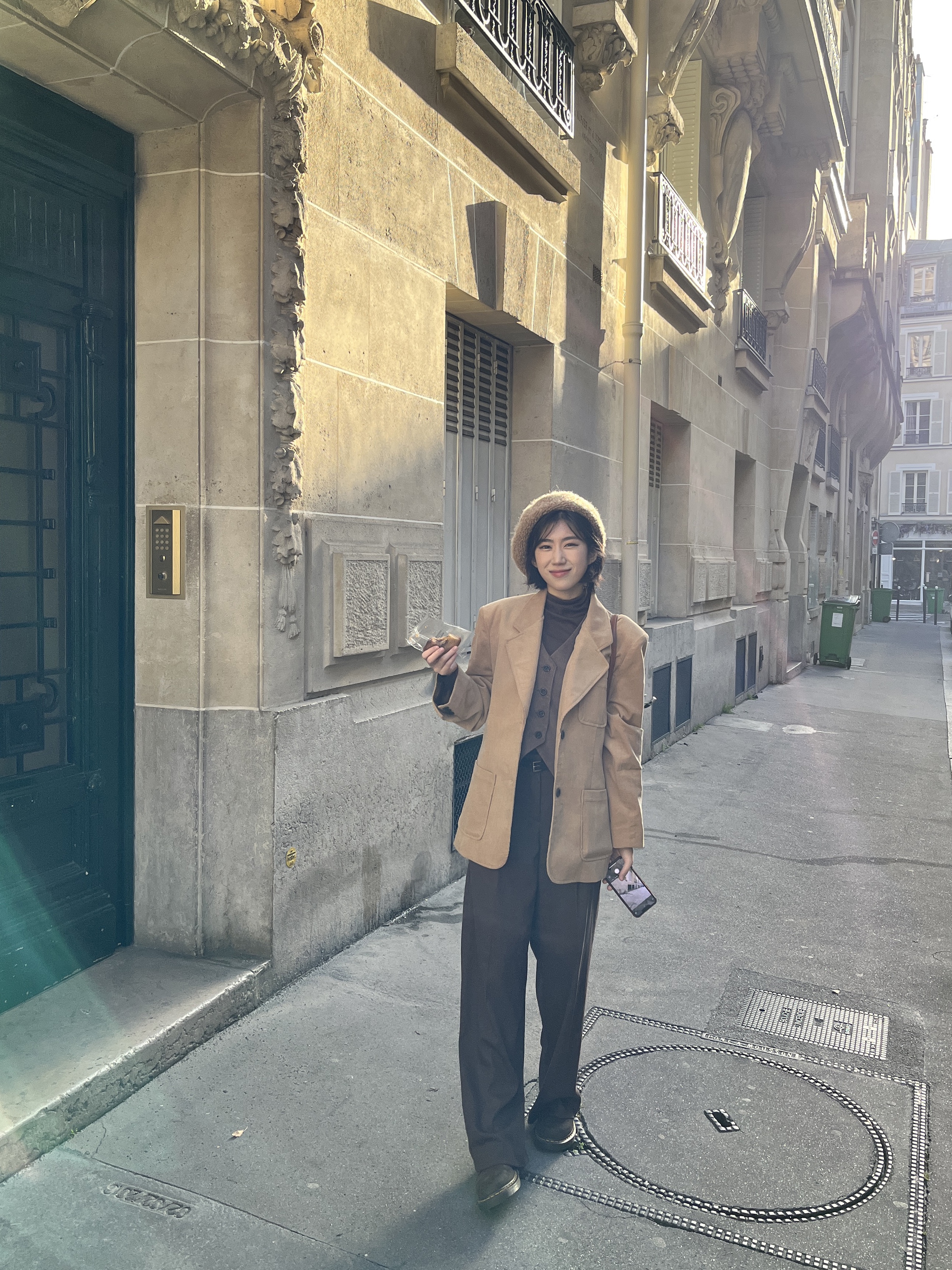 Jacquemus Le Chiquito Moyen Signature Handbag Light Brown, Dr. Martens 1460 Crazy Horse Brown 착용 스타일 - 6