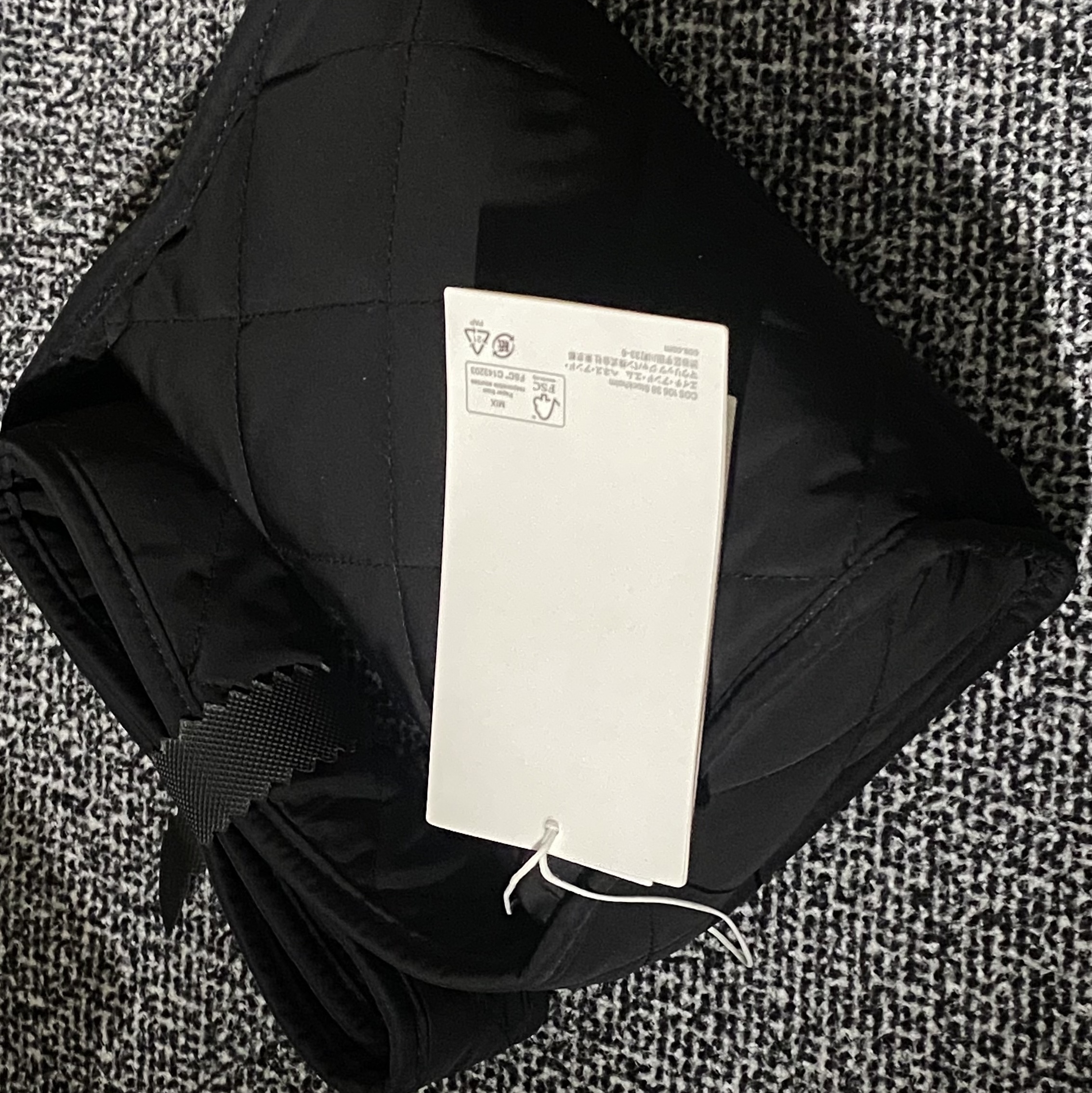 COS Diamond Quilted Mini Crossbody Bag Black 착용 스타일 - 3