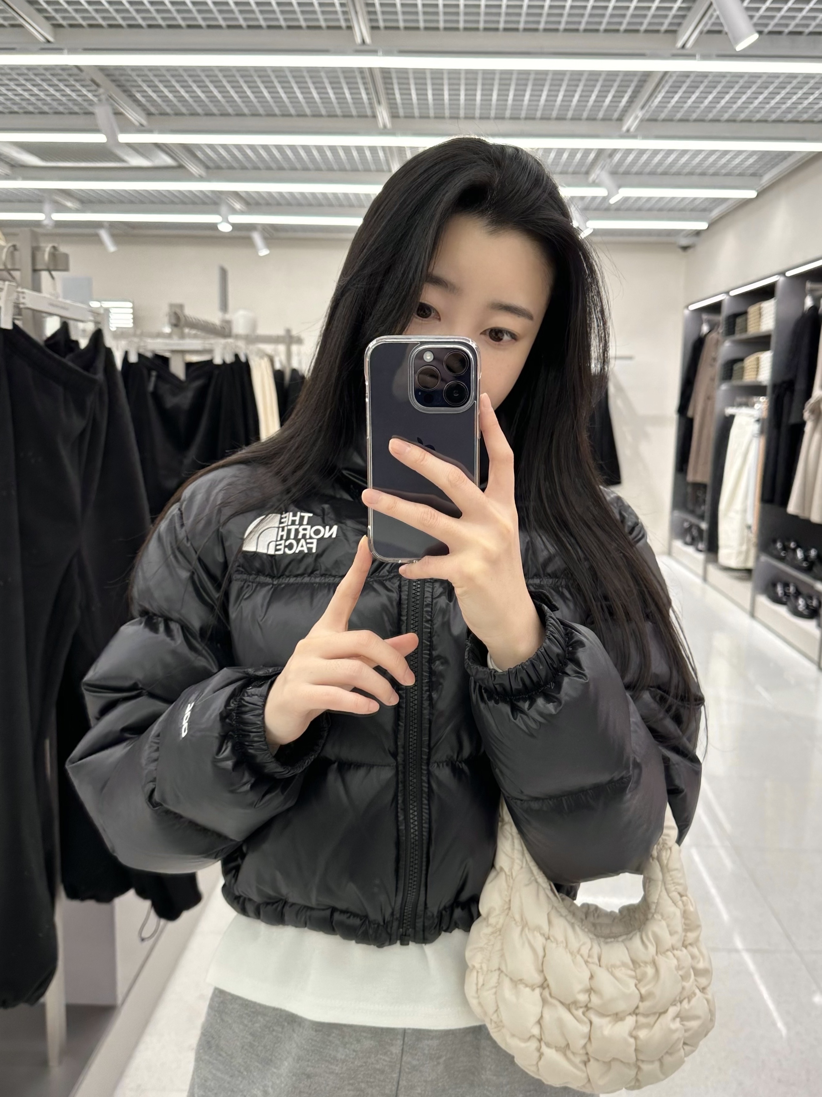 (W) The North Face Nuptse Short Jacket TNF Black, COS Quilted Micro Bag Off White 착용 스타일 - 3