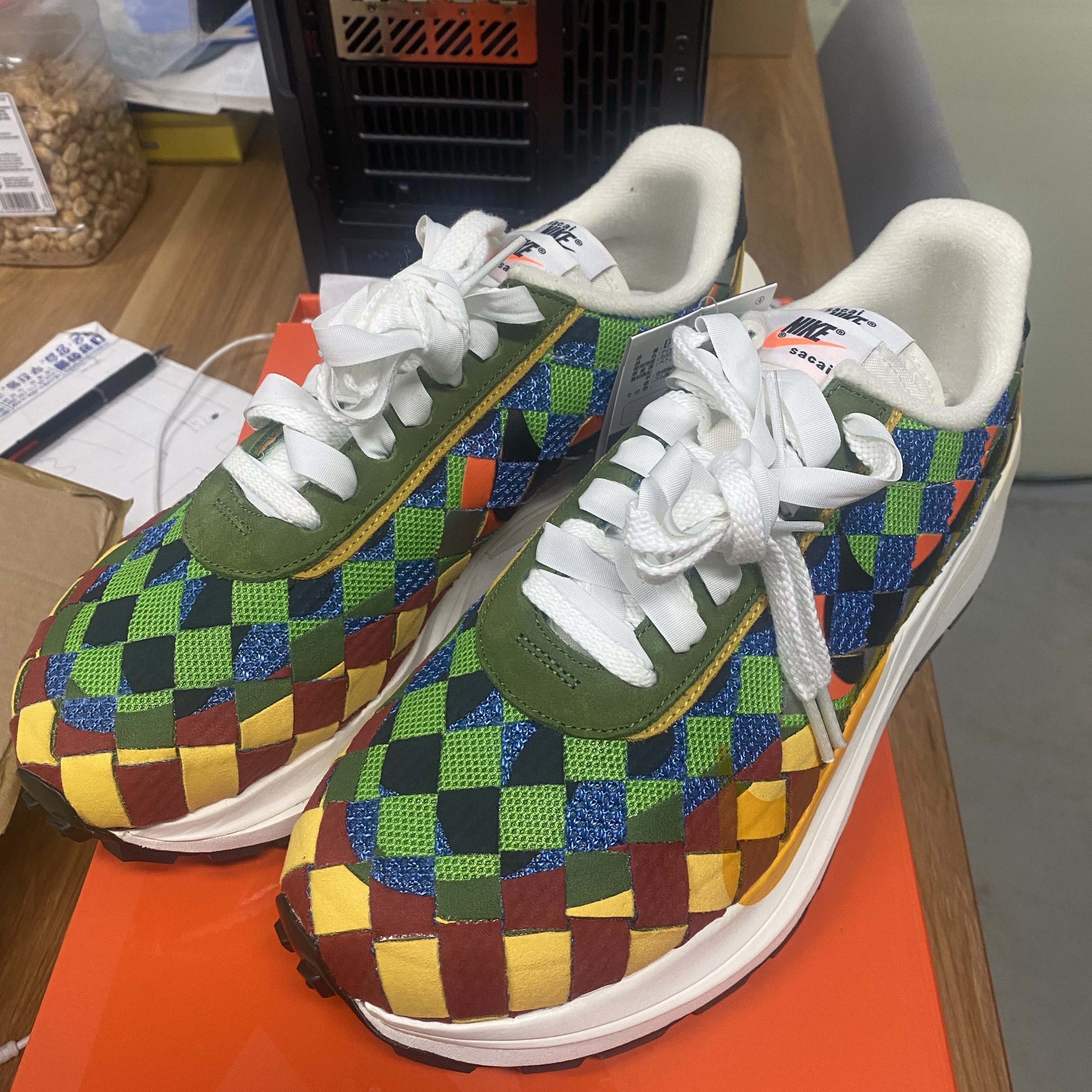 Nike x Sacai x Jean Paul Gaultier LDVaporWaffle Mix Low Green Gusto Safety Orange 착용 스타일 - 1