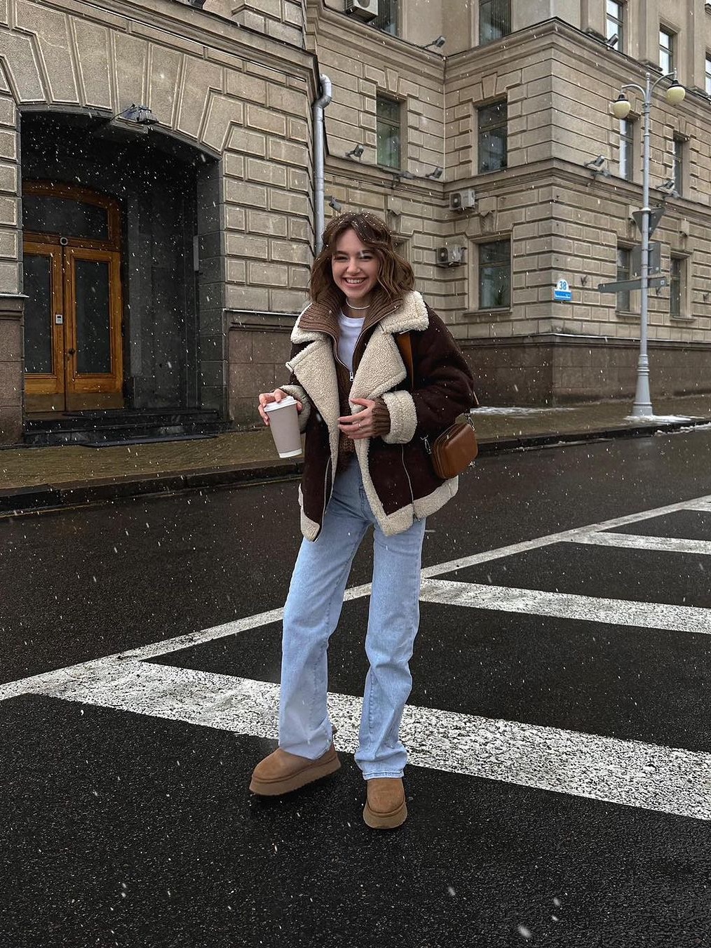 (W) UGG Tazz Slipper Chestnut, (W) UGG Classic Ultra Mini Platform Boots Chestnut 착용 스타일 - 5